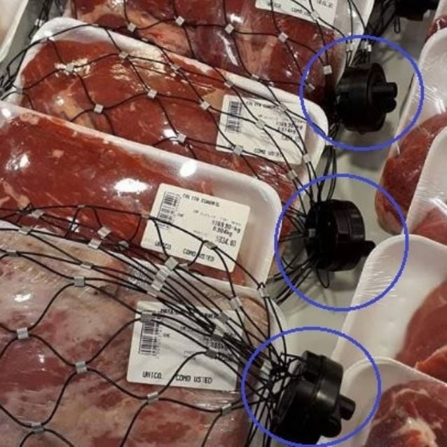 Primera_Linea_'s tweet photo. Si el supermercado de tu barrio no pone antirrobo a la carne de cerdo pero sí a las otras carnes... Es sinónimo de multiculturalidad https://t.co/ilTqg0CLCO
