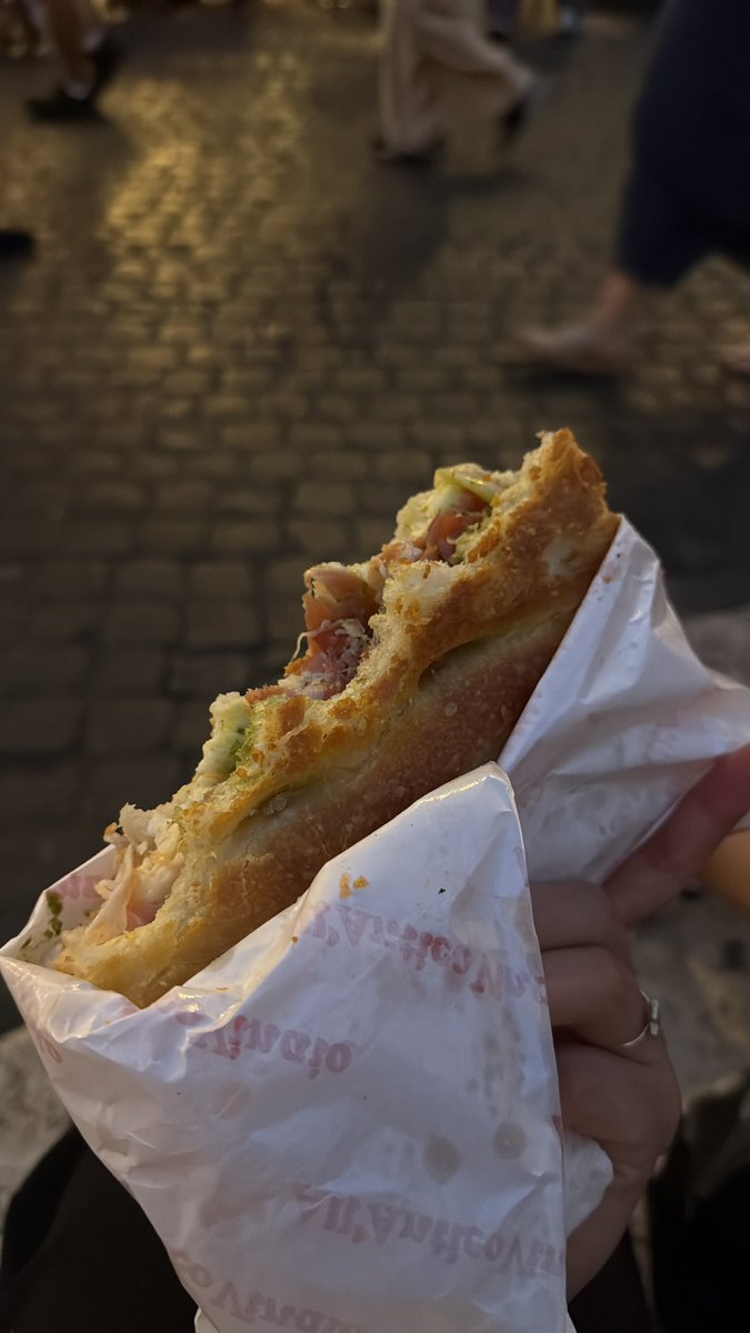 andiesc's tweet photo. Que ganas de estar en Roma, comiéndome una focaccia afuera del panteón de agripa , sin ninguna preocupación 🫰🏼 https://t.co/5g9bXi1GnD