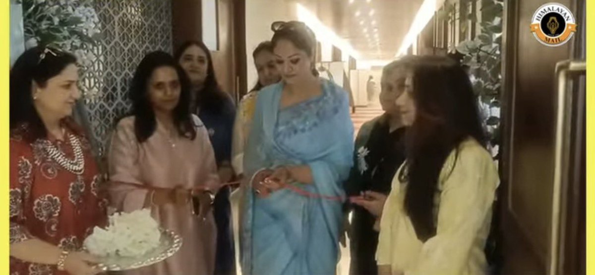 drhinabhat's tweet photo. Privileged to be the Chief Guest at the Pop Up Exhibition organised in Srinagar. Events like these beautifully promote culture, craftsmanship, entrepreneurship, and community spirit. Congratulations to the organisers .
  @flojammu 
@Varunaanand13 https://t.co/u71SibGTR6