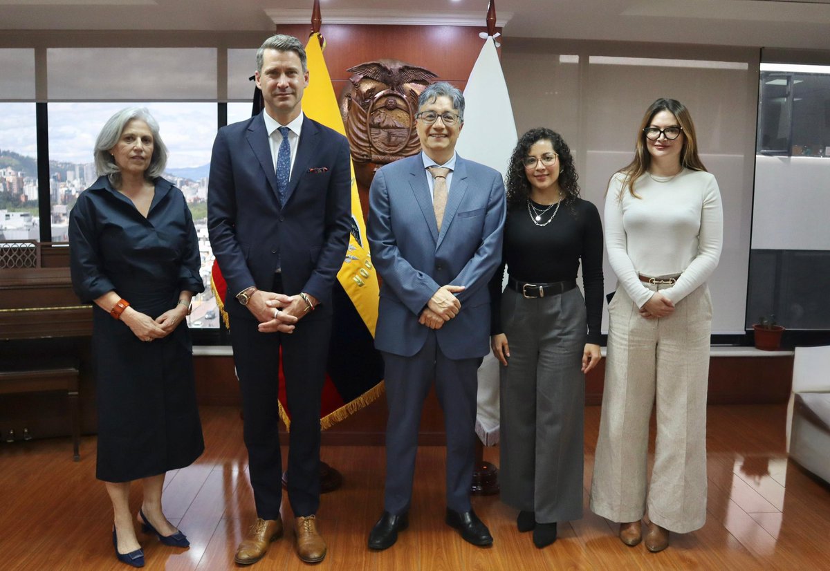 CorteNacional's tweet photo. 🇪🇨⚖️🇨🇦 Con el objetivo de fortalecer los lazos de cooperación internacional e interinstitucional, el Presidente (e) de la @CorteNacional de Justicia, Dr. Marco Rodríguez, recibió la visita protocolar del Sr. Craig Kowalik, Embajador de Canadá en Ecuador @CanadaEcuador, para abordar temas de colaboración conjunta en beneficio de la Función Judicial de nuestro país. 

⚖️ #IndependenciaJudicialCNJ