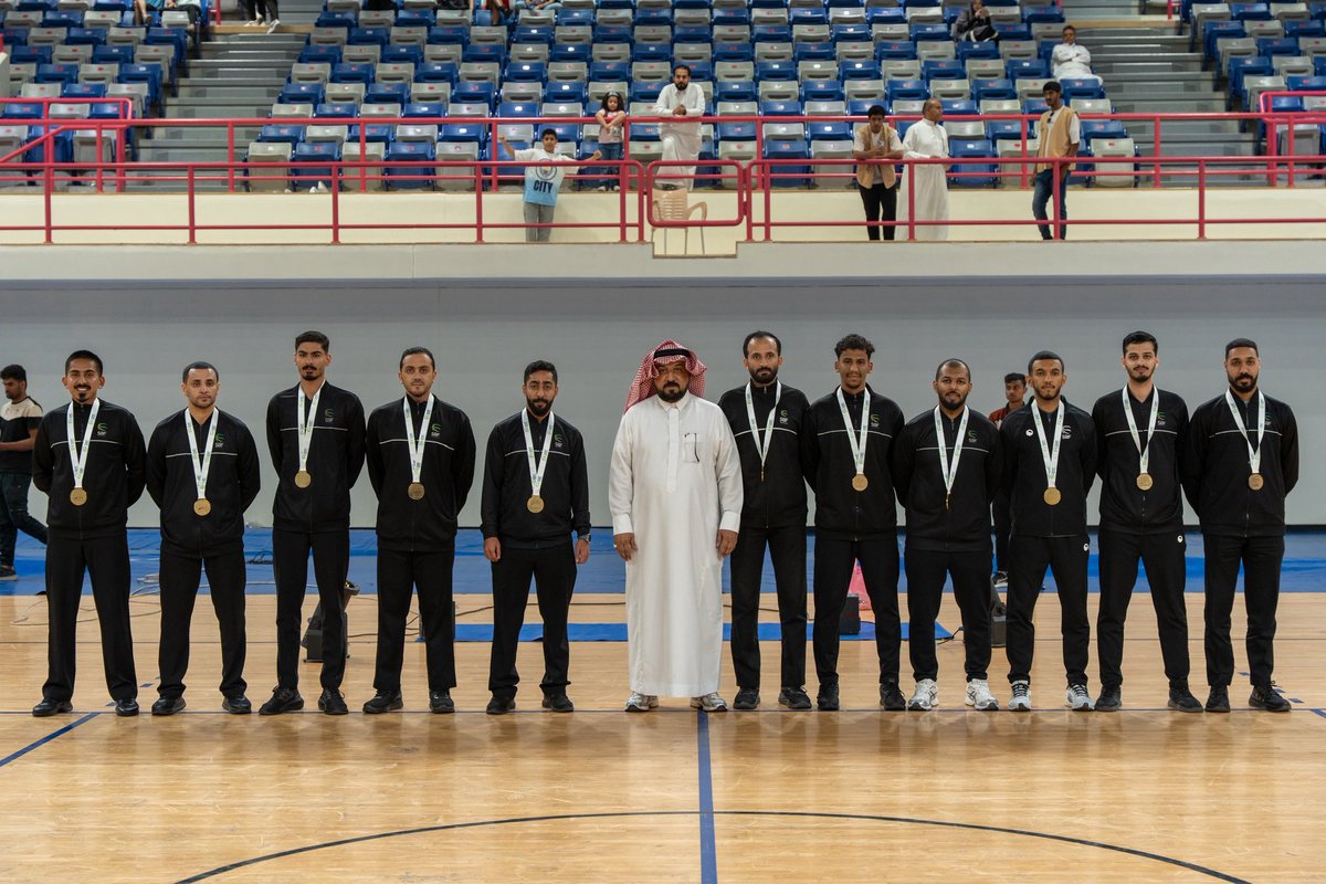 sbfksa's tweet photo. 🏆 - توّج سعادة الأستاذ عبدالاله بن شعيل، المدير التنفيذي المساعد للاتحاد السعودي لكرة السلة، نادي أحد بلقب #بطولة_الناشئين_لكرة_السلة لموسم 2025/2026.

كما كرّم سعادته نادي الهلال بمناسبة تحقيقه المركز الثاني، ونادي النصر لحصوله على المركز الثالث.

وشهد الحفل أيضًا تكريم طاقم التحكيم الذي أشرف على إدارة البطولة.