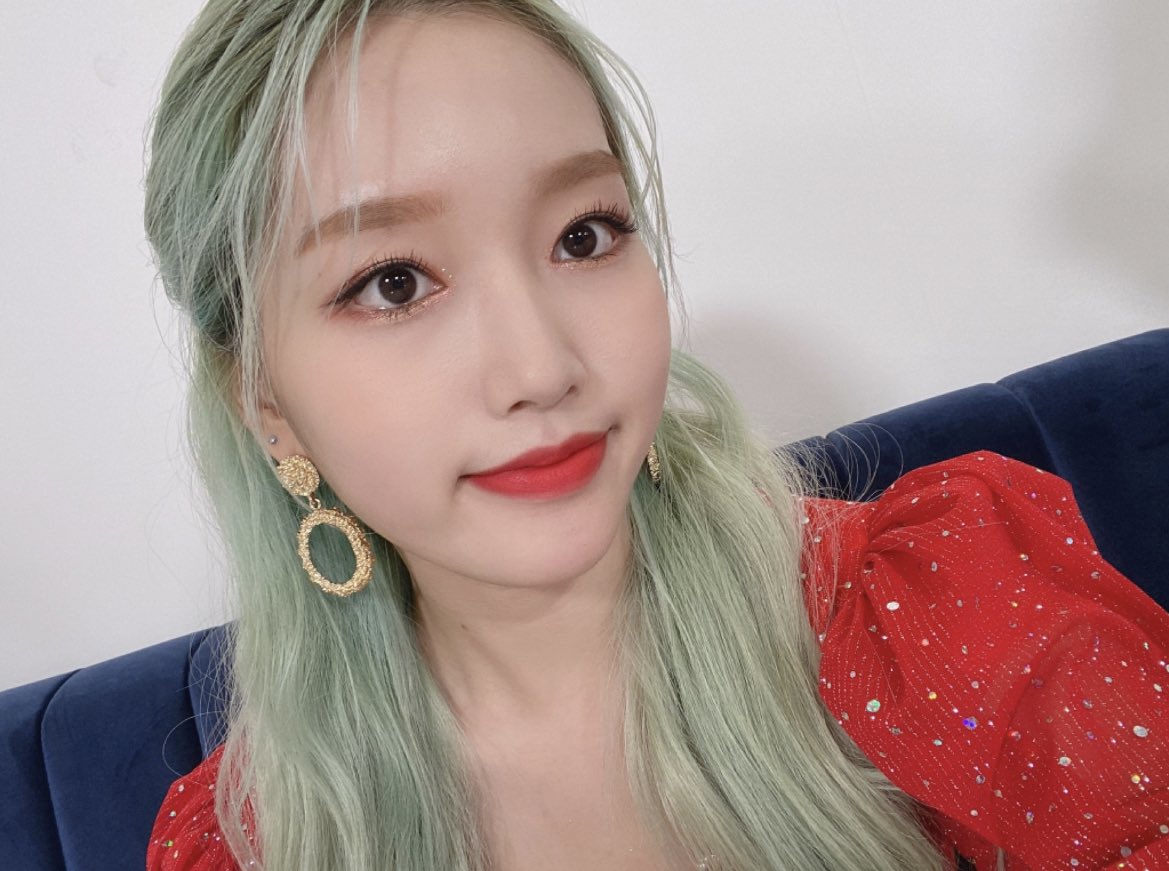 Loona Selca Bot ✨ tweet media