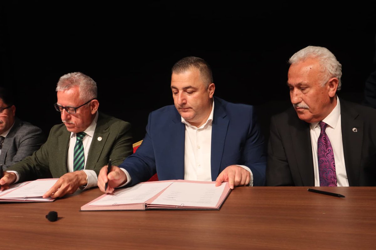 hizmetissendika's tweet photo. ERSOY: “GENEL BAŞKANIMIZ ALIKONURSA İSRAİL KONSOLOSLUĞUNU ABLUKA ALTINA ALIRIZ”

Genel Başkan Yardımcımız İdris Ersoy, Sendikamız ile Yozgat Belediyesi Personel Ltd. Şti. arasında gerçekleştirilen toplu iş sözleşmesi imza törenine katılarak, imzalanan sözleşmenin tüm taraflara hayırlı olmasını diledi. Törende ayrıca önemli mesajlar veren Ersoy, konuşmasında İsrail yetkililerine açık bir uyarıda bulunarak, “Buradan İsrail yetkililerine açık bir uyarıda bulunuyorum: Tamamen sivil ve silahsız olan bu yardım gemilerine herhangi bir müdahalede bulunulması, başta Genel Başkanımız olmak üzere gemide bulunan gönüllülere yönelik şiddet ya da alıkoyma girişiminde bulunulması halinde, bu hukuksuzluğa ve barbarlığa karşı sessiz kalmayacağız. Binlerce üyemizle İsrail Konsolosluğu önünde demokratik tepkimizi en güçlü şekilde ortaya koyarız” dedi.

Ayrıntılar👇
https://t.co/qtvkqsUEfb
