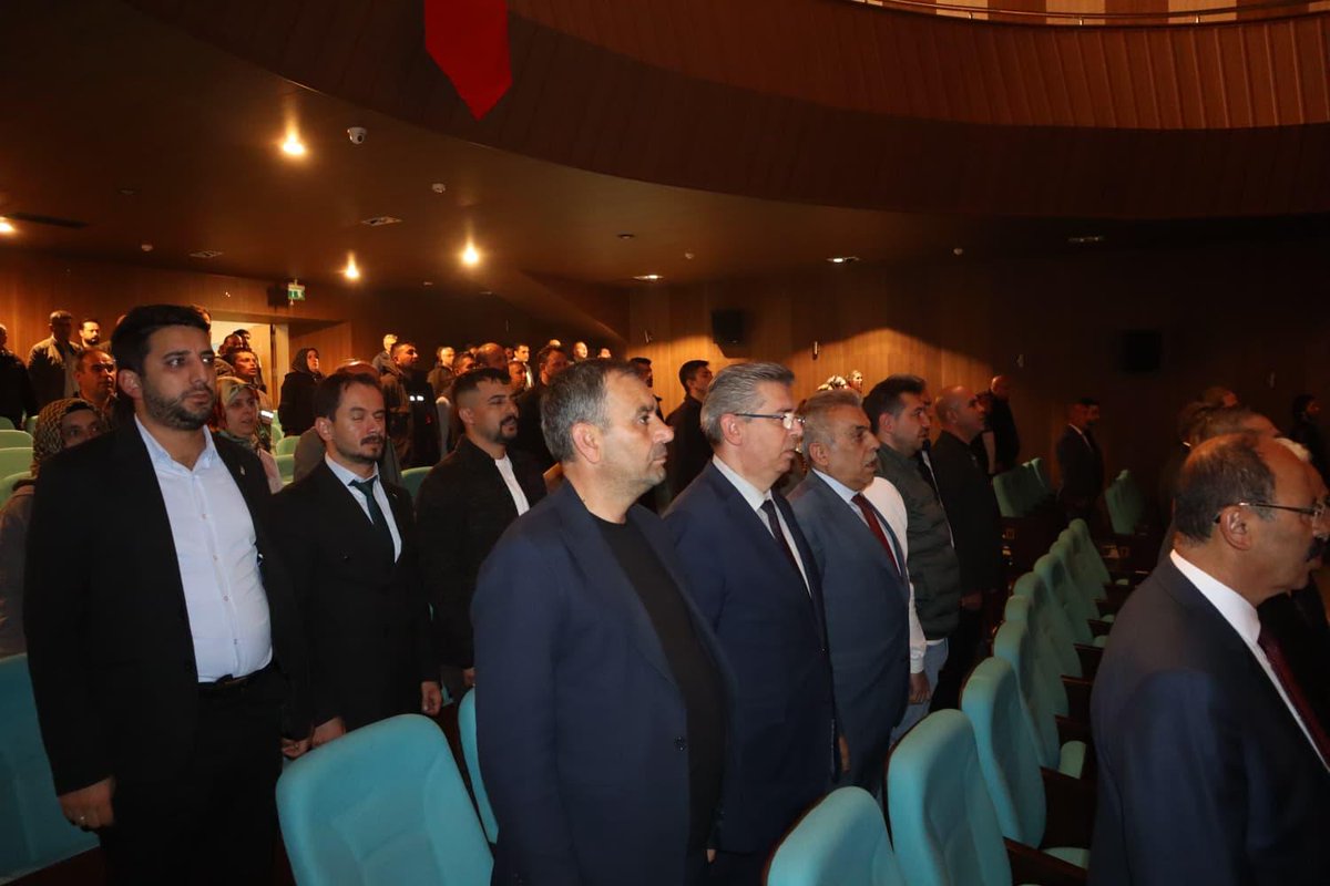 hizmetissendika's tweet photo. ERSOY: “GENEL BAŞKANIMIZ ALIKONURSA İSRAİL KONSOLOSLUĞUNU ABLUKA ALTINA ALIRIZ”

Genel Başkan Yardımcımız İdris Ersoy, Sendikamız ile Yozgat Belediyesi Personel Ltd. Şti. arasında gerçekleştirilen toplu iş sözleşmesi imza törenine katılarak, imzalanan sözleşmenin tüm taraflara hayırlı olmasını diledi. Törende ayrıca önemli mesajlar veren Ersoy, konuşmasında İsrail yetkililerine açık bir uyarıda bulunarak, “Buradan İsrail yetkililerine açık bir uyarıda bulunuyorum: Tamamen sivil ve silahsız olan bu yardım gemilerine herhangi bir müdahalede bulunulması, başta Genel Başkanımız olmak üzere gemide bulunan gönüllülere yönelik şiddet ya da alıkoyma girişiminde bulunulması halinde, bu hukuksuzluğa ve barbarlığa karşı sessiz kalmayacağız. Binlerce üyemizle İsrail Konsolosluğu önünde demokratik tepkimizi en güçlü şekilde ortaya koyarız” dedi.

Ayrıntılar👇
https://t.co/qtvkqsUEfb