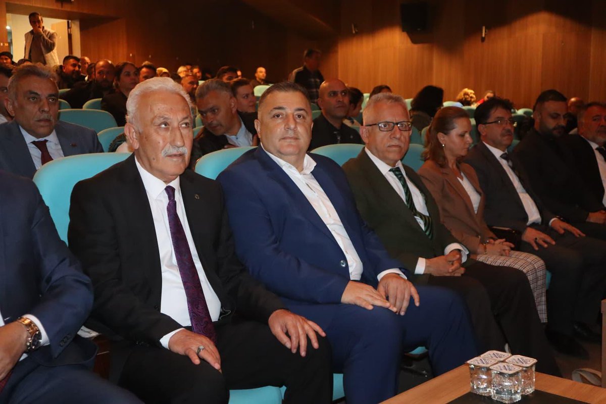 hizmetissendika's tweet photo. ERSOY: “GENEL BAŞKANIMIZ ALIKONURSA İSRAİL KONSOLOSLUĞUNU ABLUKA ALTINA ALIRIZ”

Genel Başkan Yardımcımız İdris Ersoy, Sendikamız ile Yozgat Belediyesi Personel Ltd. Şti. arasında gerçekleştirilen toplu iş sözleşmesi imza törenine katılarak, imzalanan sözleşmenin tüm taraflara hayırlı olmasını diledi. Törende ayrıca önemli mesajlar veren Ersoy, konuşmasında İsrail yetkililerine açık bir uyarıda bulunarak, “Buradan İsrail yetkililerine açık bir uyarıda bulunuyorum: Tamamen sivil ve silahsız olan bu yardım gemilerine herhangi bir müdahalede bulunulması, başta Genel Başkanımız olmak üzere gemide bulunan gönüllülere yönelik şiddet ya da alıkoyma girişiminde bulunulması halinde, bu hukuksuzluğa ve barbarlığa karşı sessiz kalmayacağız. Binlerce üyemizle İsrail Konsolosluğu önünde demokratik tepkimizi en güçlü şekilde ortaya koyarız” dedi.

Ayrıntılar👇
https://t.co/qtvkqsUEfb