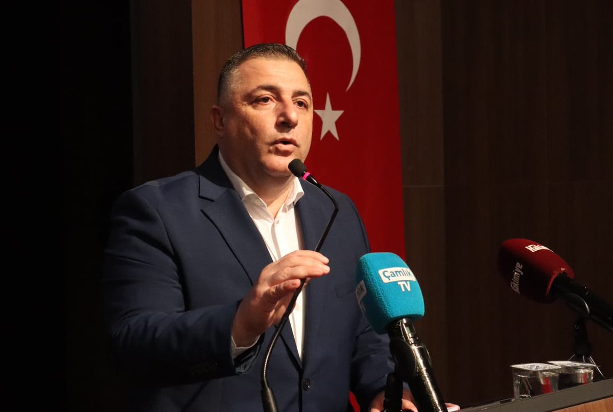 hizmetissendika's tweet photo. ERSOY: “GENEL BAŞKANIMIZ ALIKONURSA İSRAİL KONSOLOSLUĞUNU ABLUKA ALTINA ALIRIZ”

Genel Başkan Yardımcımız İdris Ersoy, Sendikamız ile Yozgat Belediyesi Personel Ltd. Şti. arasında gerçekleştirilen toplu iş sözleşmesi imza törenine katılarak, imzalanan sözleşmenin tüm taraflara hayırlı olmasını diledi. Törende ayrıca önemli mesajlar veren Ersoy, konuşmasında İsrail yetkililerine açık bir uyarıda bulunarak, “Buradan İsrail yetkililerine açık bir uyarıda bulunuyorum: Tamamen sivil ve silahsız olan bu yardım gemilerine herhangi bir müdahalede bulunulması, başta Genel Başkanımız olmak üzere gemide bulunan gönüllülere yönelik şiddet ya da alıkoyma girişiminde bulunulması halinde, bu hukuksuzluğa ve barbarlığa karşı sessiz kalmayacağız. Binlerce üyemizle İsrail Konsolosluğu önünde demokratik tepkimizi en güçlü şekilde ortaya koyarız” dedi.

Ayrıntılar👇
https://t.co/qtvkqsUEfb