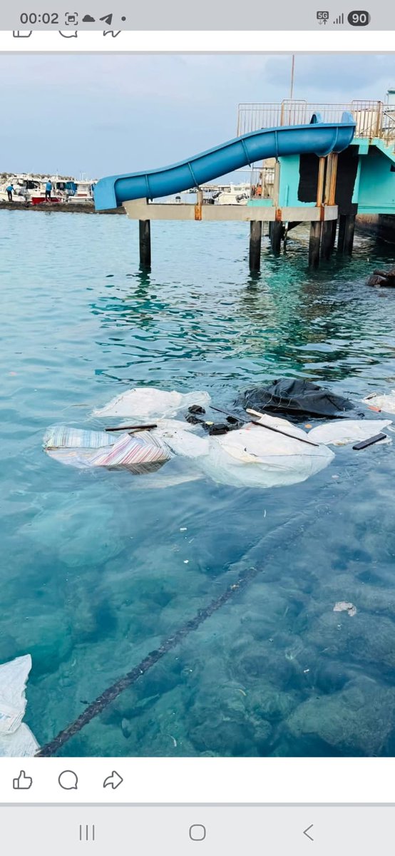 car_toons's tweet photo. Vaki bayaku kuraa kamakun libey gellun ,loabi kudakudhin thahammal kuran nujassaa ​#MaldivesEnvironmentalCrisis
​#ClimateChangeMaldives
​#SinkingParadise
​#MaldivesUnderThreat
​#ClimateActionNow
​#SaveOurReefs https://t.co/50MSO1wHXm