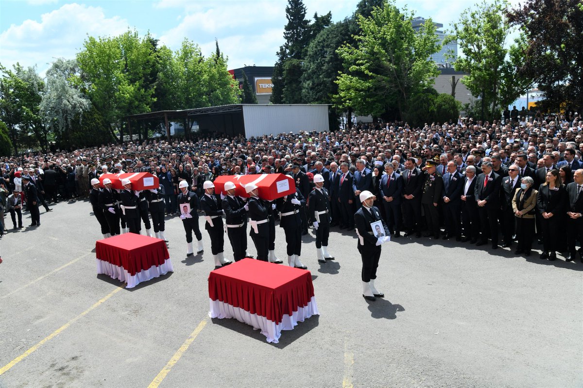 tekirdaggovtr's tweet photo. Çorlu ilçemizde görevleri başında uğradıkları saldırı sonucu Şehit olan Polis Memuru Erkan Tütüncüler ve Polis Memuru Emrah Koç için Çorlu İlçe Emniyet Müdürlüğünde resmi tören düzenlendi.

https://t.co/TizIzROErR https://t.co/qx0Dc5k8ZA