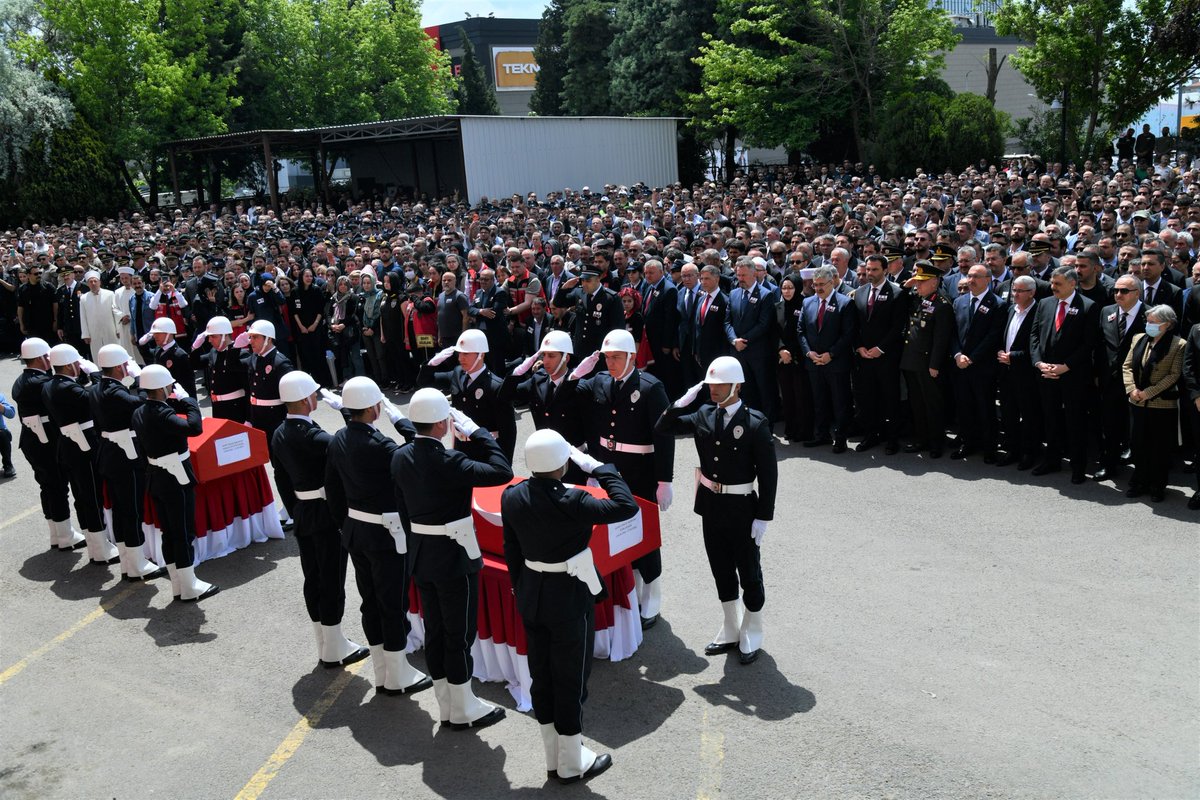 tekirdaggovtr's tweet photo. Çorlu ilçemizde görevleri başında uğradıkları saldırı sonucu Şehit olan Polis Memuru Erkan Tütüncüler ve Polis Memuru Emrah Koç için Çorlu İlçe Emniyet Müdürlüğünde resmi tören düzenlendi.

https://t.co/TizIzROErR https://t.co/qx0Dc5k8ZA