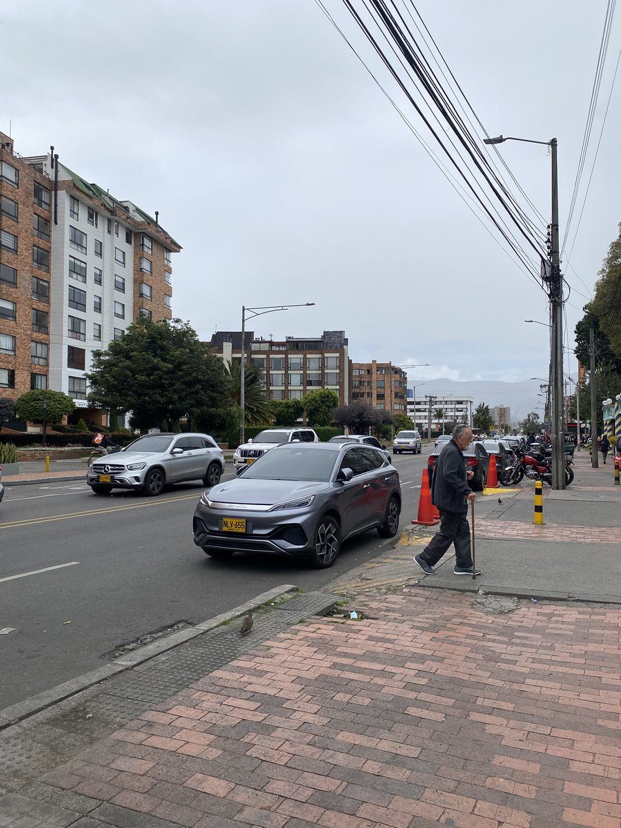 Catik_Castro's tweet photo. A la señora no le importó parquearse en zona prohibida y mejor si es en contravía y obstaculizando la rampa. NLV655. @SectorMovilidad #SalvajesEnLaVía Calle 138 # 58-12. Lunes 18 de mayo desde las 11:39 en adelante por más de 10 minutos y no apareció https://t.co/vC8lHz1LZP