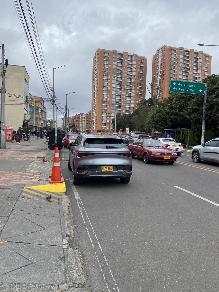 Catik_Castro's tweet photo. A la señora no le importó parquearse en zona prohibida y mejor si es en contravía y obstaculizando la rampa. NLV655. @SectorMovilidad #SalvajesEnLaVía Calle 138 # 58-12. Lunes 18 de mayo desde las 11:39 en adelante por más de 10 minutos y no apareció https://t.co/vC8lHz1LZP