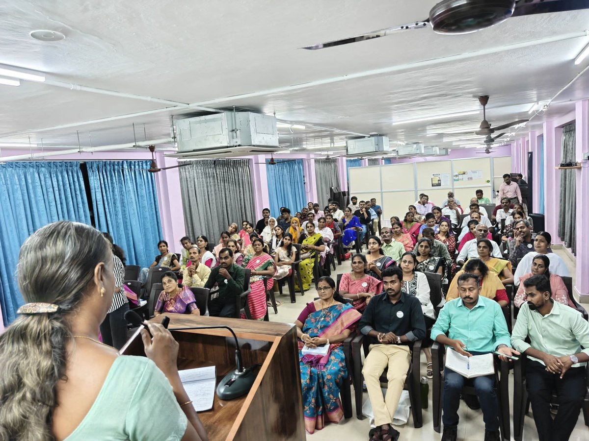 Yaakkai2's tweet photo. நூலாசிரியர்கள் திருமிகு குமரவேல் இராமசாமி, சுதாகர் நல்லியப்பன் ஆகிய இருவரும் இணைந்து விருதினைப் பெற்றுக்கொண்டனர். இவ்விருது பாராட்டுச் சான்றிதழ் உடன் ரூபாய் பத்தாயிரம் பணம் பரிசு கொண்டதாகும். 

இவ்விருதினை வழங்கிய த. மு. எ. க. ச அறம் கிளையின் நண்பர்களுக்கு மனமார்ந்த நன்றிகள். https://t.co/Kh9fO0oHSF
