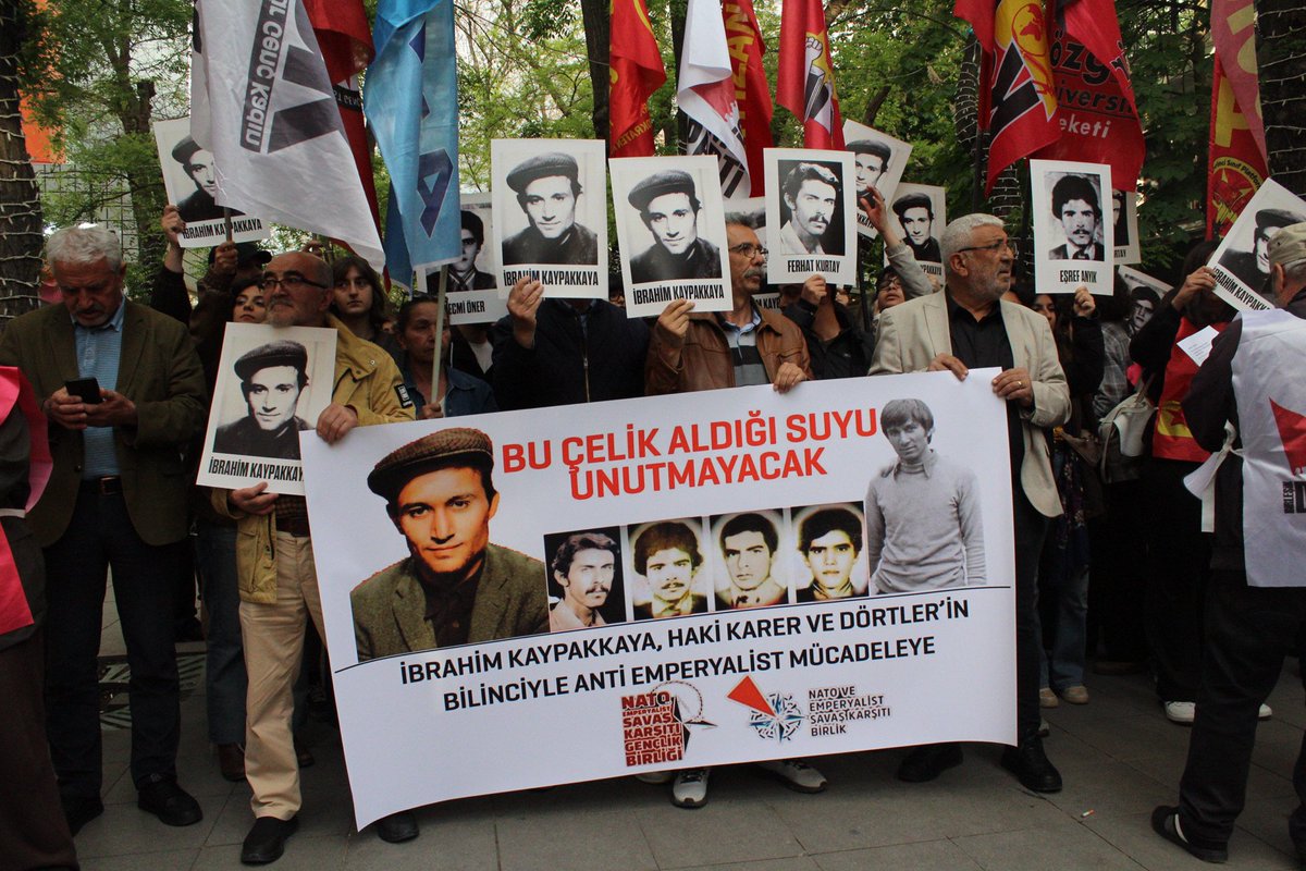 Ydgiletisim1's tweet photo. Ankara | Yüksel Caddesi*

Bu çelik aldığı suyu unutmayacak!

Komünist önder İbrahim Kaypakkaya, Haki Karer ve Dörtler için Ankara'nın göbeğinde, Kızılay'da kuşandığımız çelikten irademizle bir araya geldik.

Onları anmak günlere, aylara, yıllara sığdırılmaz; onları anmak mücadelemizde onların iradesini ve bilincini kuşanmakla olur. 

Devrim şehitleri ölümsüzdür!
Önderimiz İbrahim Kaypakkaya!