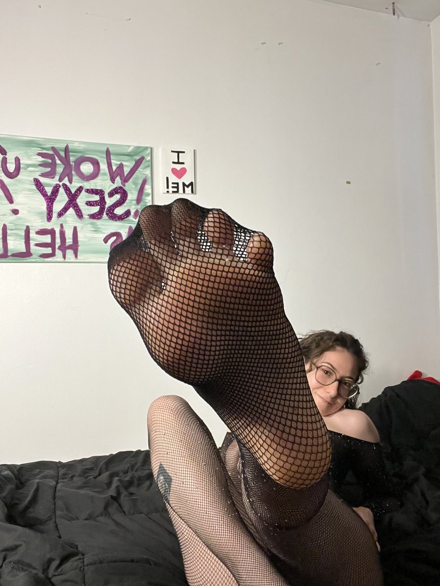 AxelleInfernal's tweet photo. I love feeling my toes trapped in fishnet aren’t they pretty?🥰

#feet #Montréal #Laval #spit #feetfetısh #lingerie #tattoo #brunette #Nurumassage #feetworshi̇p #fishnet https://t.co/kmvEkn534S