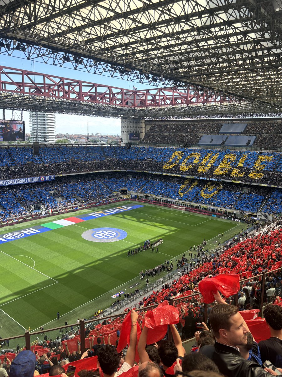 michelefunaro's tweet photo. L’Interismo non si può spiegare ⚫️🔵💛 https://t.co/0cCMuH2FkE