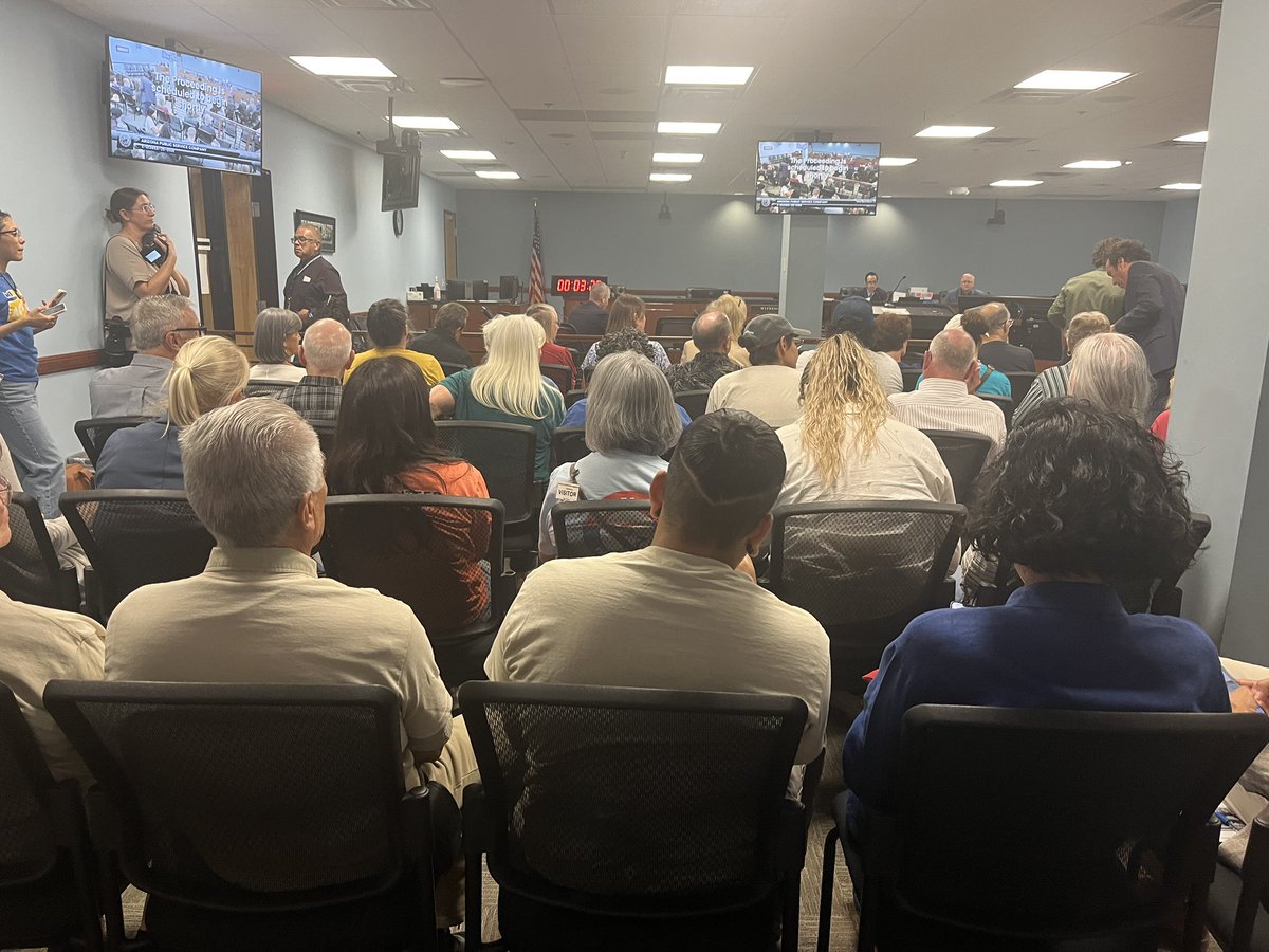 anneryman's tweet photo. So many people showed up for the public comment portion of the APS rate hike that the Arizona Corporation Committee had to open up another room. https://t.co/ZZtHGpFZyw