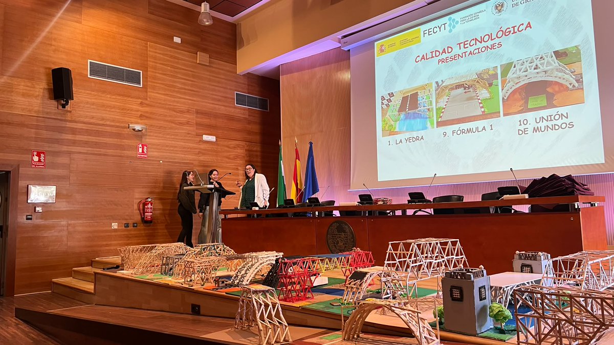 CanalUGR's tweet photo. 🌉 ¡810 kilos soportados solo con palitos de helado! 🍦

X edición Concurso de Puentes @ETSCaminosUGR para estudiantes de ESO y Bachillerato. 20 equipos de #Granada compitiendo en creatividad e ingeniería práctica 📐🏗️

🏆 Victoria: ¡Proyecto Formula 1!👏

https://t.co/zR8rpwlQpy https://t.co/R7s8jTijsS