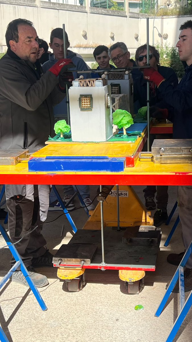 CanalUGR's tweet photo. 🌉 ¡810 kilos soportados solo con palitos de helado! 🍦

X edición Concurso de Puentes @ETSCaminosUGR para estudiantes de ESO y Bachillerato. 20 equipos de #Granada compitiendo en creatividad e ingeniería práctica 📐🏗️

🏆 Victoria: ¡Proyecto Formula 1!👏

https://t.co/zR8rpwlQpy https://t.co/R7s8jTijsS
