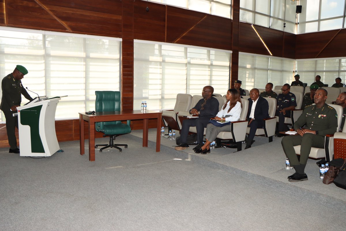 rbarwanda's tweet photo. Kuri uyu wa Mbere, ba Ofisiye Bakuru mu Ngabo z’u Rwanda n'izindi nzego z’umutekano ndetse n'abakozi baturutse muri Minisiteri y’Ububanyi n’Amahanga, bitabiriye amahugurwa kuri Politiki y'imiyoborere y'ingabo.  

Ni amahugurwa arimo kubera mu Ishuri Rikuru rya Gisirikare riherereye mu Karere ka Musanze, kuva tariki 18-29 Gicurasi 2026.  

Umuyobozi w'Ishuri Rikuru rya Gisirikare, Brig Gen Andrew Nyamvumba, yavuze ko aya mahugurwa agamije kongerera abayitabiriye ubushobozi bwo gutekereza ku rwego rwo hejuru, ubusesenguzi no gufata ibyemezo bijyanye n'imiyoborere y'ingabo haba ku rwego rw’Igihugu no ku rwego rw’Akarere. #RBAAmakuru