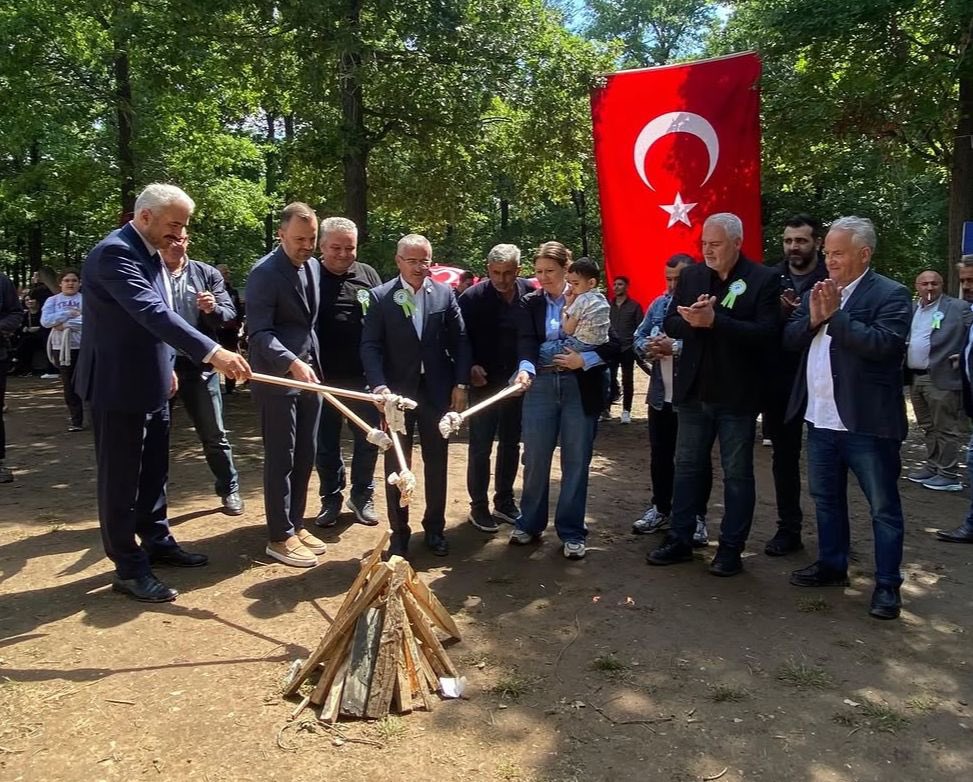 rubafedresmi's tweet photo. Üye Derneklerimizden Arnavutköy Rumeli ve Balkan Türkleri Derneği’nin düzenlemiş olduğu 5. Geleneksel Hıdırellez Şenliğine Genel Başkan Yardımcılarımız Sn. Müjdat GÜRBÜZ, Sn. Nadir SAATÇİOĞLU ve Sn. Ekrem BEŞKARDEŞ katılım sağladılar. 

Baharın ve bereketin müjdeleyicisi Hıdırellez coşkusunu üyelerimizle ve hemşehrilerimizle birlikte paylaşmaktan mutluluk duyuyoruz.

Göstermiş oldukları nazik misafirperverlikten dolayı Arnavutköy RUBADER Başkanı Sn. Ferit FİDAN başta olmak üzere tüm Yönetim Kuruluna ve emeği geçenlere teşekkür ederiz.