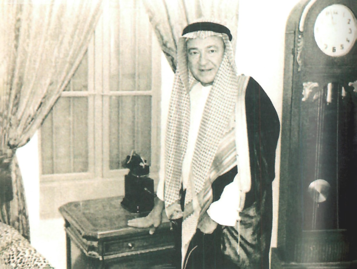 mohamedalsaif's tweet photo. رحم الله الشيخ حسَّان بن يوسف ياسين، المستشار والذاكرة الإدارية المتقدّة.

التقيتُه في منزله، رمضان الماضي، بمعية سمو الأمير بدر الفرحان، وزير الثقافة، ومعالي الأستاذ حامد فايز، فكانت جلسة ثرية تدفَّقت فيها ذاكرة الشيخ حسَّان بالعديد من المواقف التي كان شاهدًا عليها. وكان الأمير بدر حريصًا على توثيق سيرته في العمل الدبلوماسي والإداري والاجتماعي. وكلما استطرد الشيخ حسَّان في موضوعٍ ما، أعاده الأمير بدر والأستاذ حامد إلى موضوع توثيق سيرته، وهو يهزُّ رأسه ما بين قبول وإيجاب، ثم التفت عليَّ وقال: من أين أبدأ، وكيف انتهي؟!

قلتُ: نبدأ في التسجيل من عام 1924، العام الذي حلَّ به والدكم في هذه البلاد، وعاش في كنف ورعاية المليك المؤسس، سكرتيرًا ومستشارًا ومبعوثًا سياسيًا، وننتهي في هذا العام، فنكون قد وثَّقنا قرنًا سعوديًا كاملًا، كنتم ووالدكم المستشار السياسي الرفيع يوسف ياسين شهودًا عليه.

اتفقنا على البدء في العمل بعد العيد. وحينما تواصلتُ معه بعد العيد ولم أجد تجاوبًا، أخبرتُ الأستاذ حامد فايز، الذي وعدني أن يلتقيه هذا الأسبوع لبحث الموضوع معه، لكن كان الموت إليه أسبق. رحمه الله وغفر له، والعزاء لذويه ومحبيه، وهم كثر.

الصورة للشيخ حسَّان في مكتب والده في قصر المربَّع.