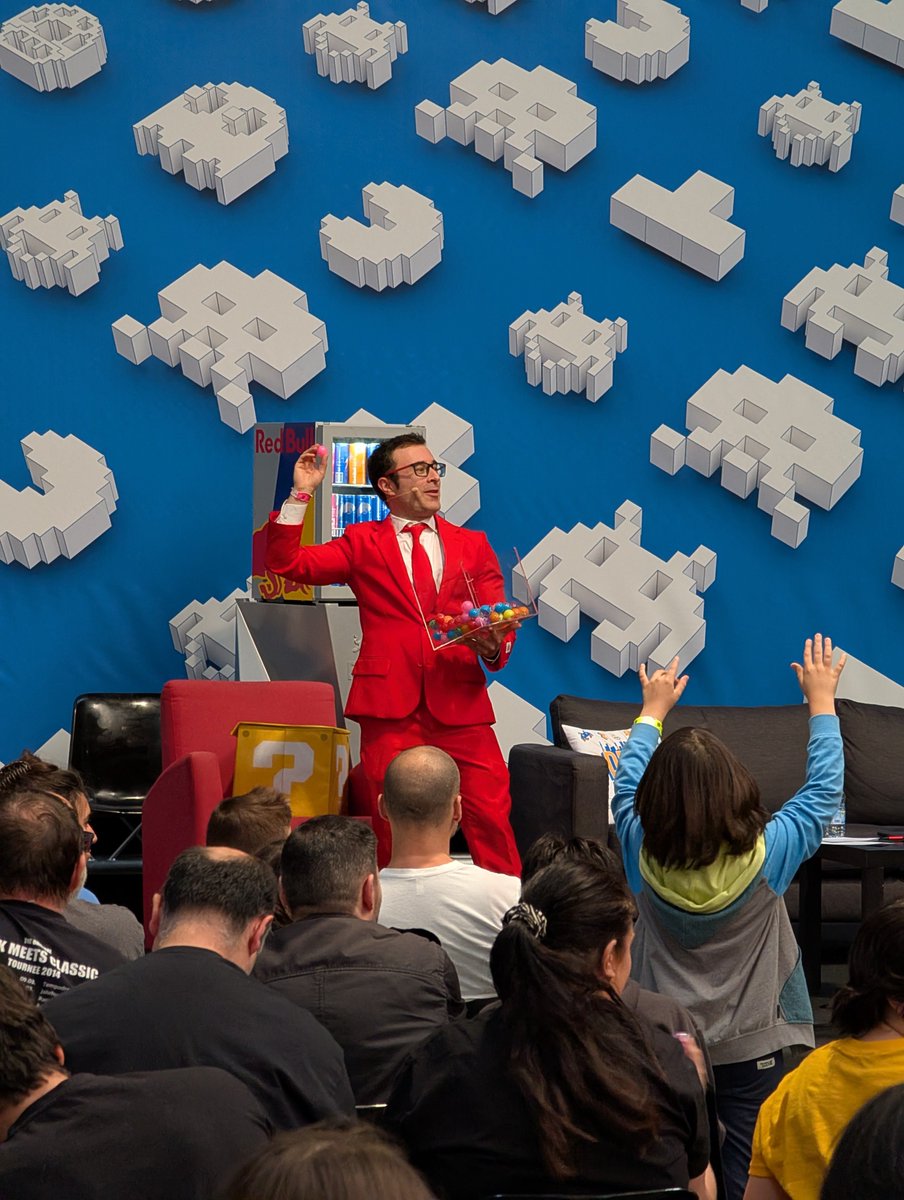 EpicRayBacon's tweet photo. ¡Qué bien me lo pasé con todos vosotros en la @RetroBarcelona 🥳 
Gracias por pasaros por el show y formar parte de él. Espero que todos hayáis podido pillar algún gachapon al vuelo 😂 

¡Sin duda, una de las mejores ferias de videojuegos!

#Retrobarcelona #Retrobarcelona2026 https://t.co/orB7nWzckb