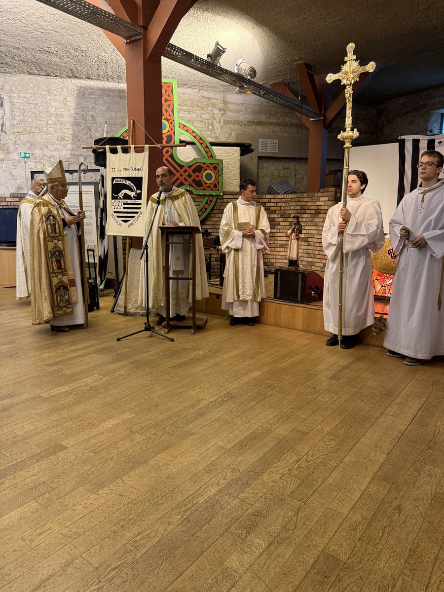 jp_lecoq's tweet photo. La paroisse Notre Dame des Champs célèbre la Fête de la Saint Yves.
#Tradition #Montparnasse #Bretagne https://t.co/vEmPB3aR5u