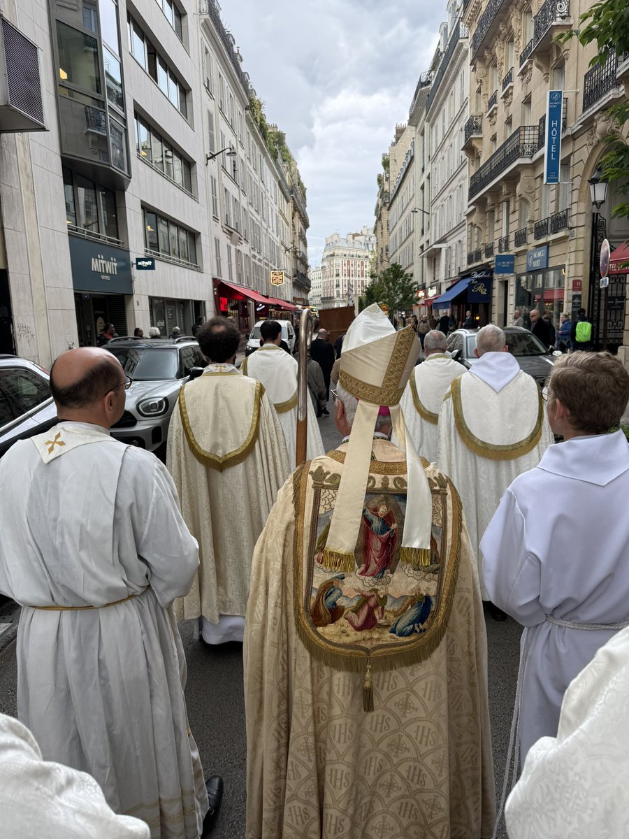 jp_lecoq's tweet photo. La paroisse Notre Dame des Champs célèbre la Fête de la Saint Yves.
#Tradition #Montparnasse #Bretagne https://t.co/vEmPB3aR5u