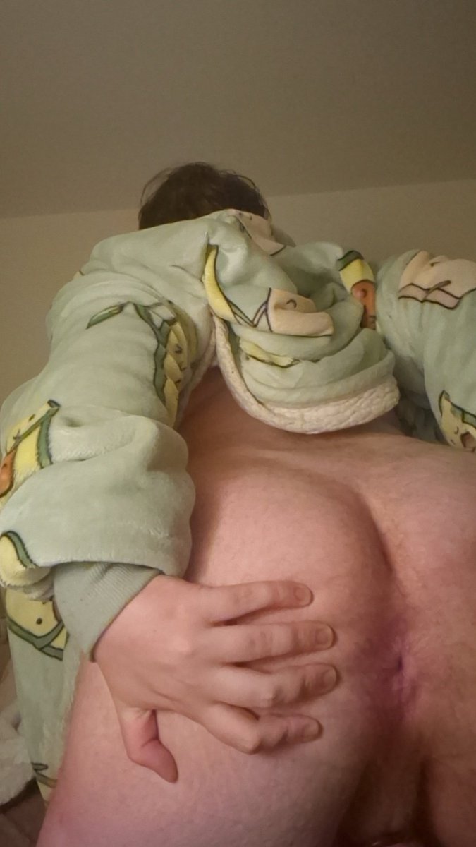 Hazelpup_'s tweet photo. god I need to get back to stretching again. need something inside me desperately https://t.co/ppOBP3RfdJ