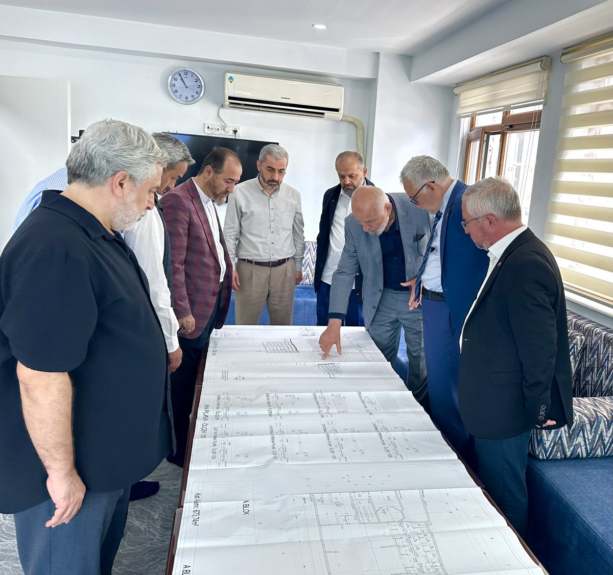 imammahmut22's tweet photo. Binlerce hafız yetiştiren ￼Bayrampaşa yeşil cami Kur’an kursu yeniden ihya oluyor. Bugün vakıf başkanımız , kaymakamımız, belediye başkanımız ,￼mimarlarımız ,mühendislerimiz ve hocalarımızla birlikte proje incelemesi yaptık. Kısa zamanda fora kazık çalışmaları başlayacaktır. https://t.co/A7GTCUN8iO