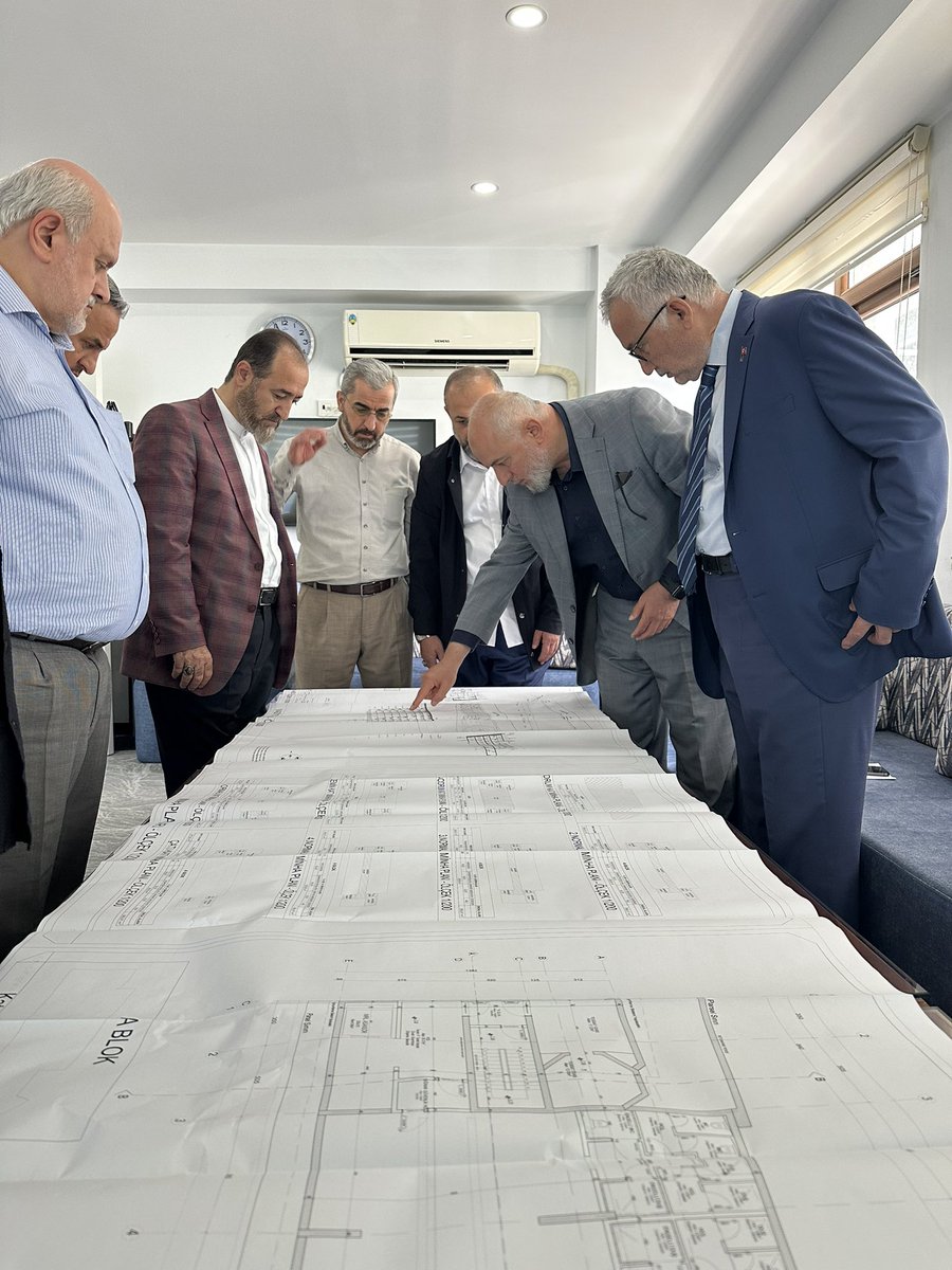 imammahmut22's tweet photo. Binlerce hafız yetiştiren ￼Bayrampaşa yeşil cami Kur’an kursu yeniden ihya oluyor. Bugün vakıf başkanımız , kaymakamımız, belediye başkanımız ,￼mimarlarımız ,mühendislerimiz ve hocalarımızla birlikte proje incelemesi yaptık. Kısa zamanda fora kazık çalışmaları başlayacaktır. https://t.co/A7GTCUN8iO