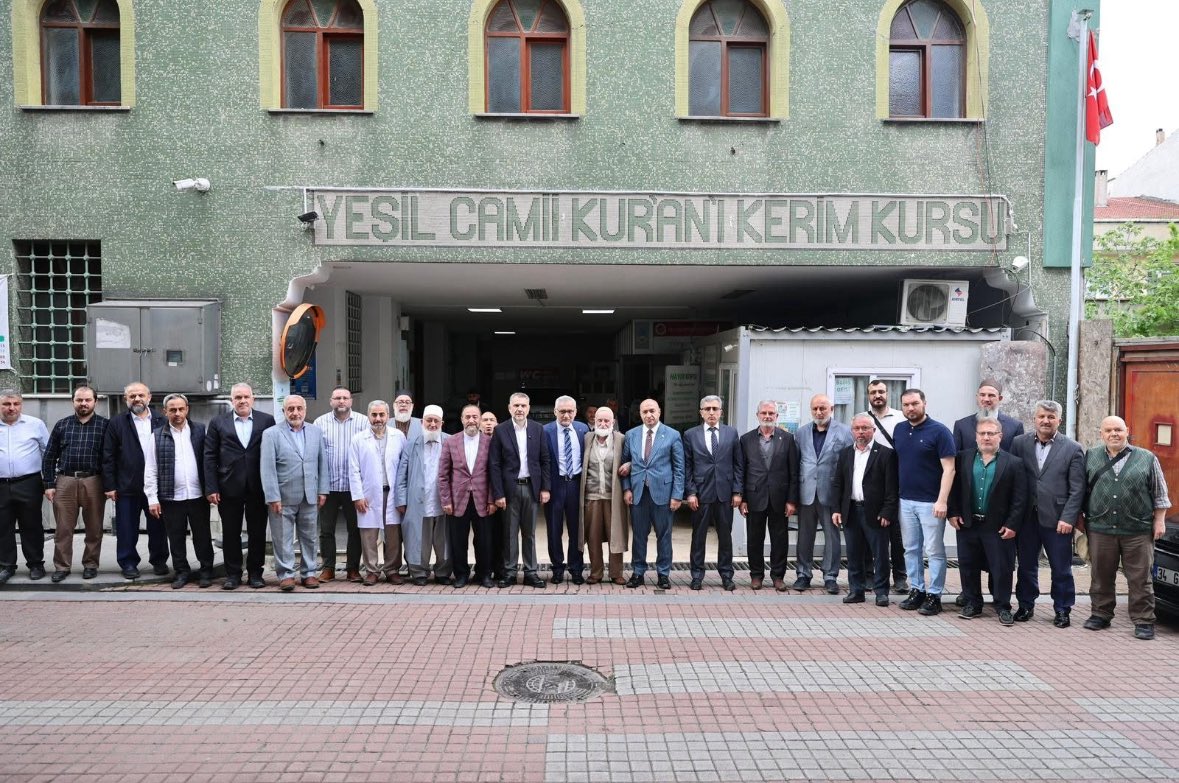 imammahmut22's tweet photo. Binlerce hafız yetiştiren ￼Bayrampaşa yeşil cami Kur’an kursu yeniden ihya oluyor. Bugün vakıf başkanımız , kaymakamımız, belediye başkanımız ,￼mimarlarımız ,mühendislerimiz ve hocalarımızla birlikte proje incelemesi yaptık. Kısa zamanda fora kazık çalışmaları başlayacaktır. https://t.co/A7GTCUN8iO