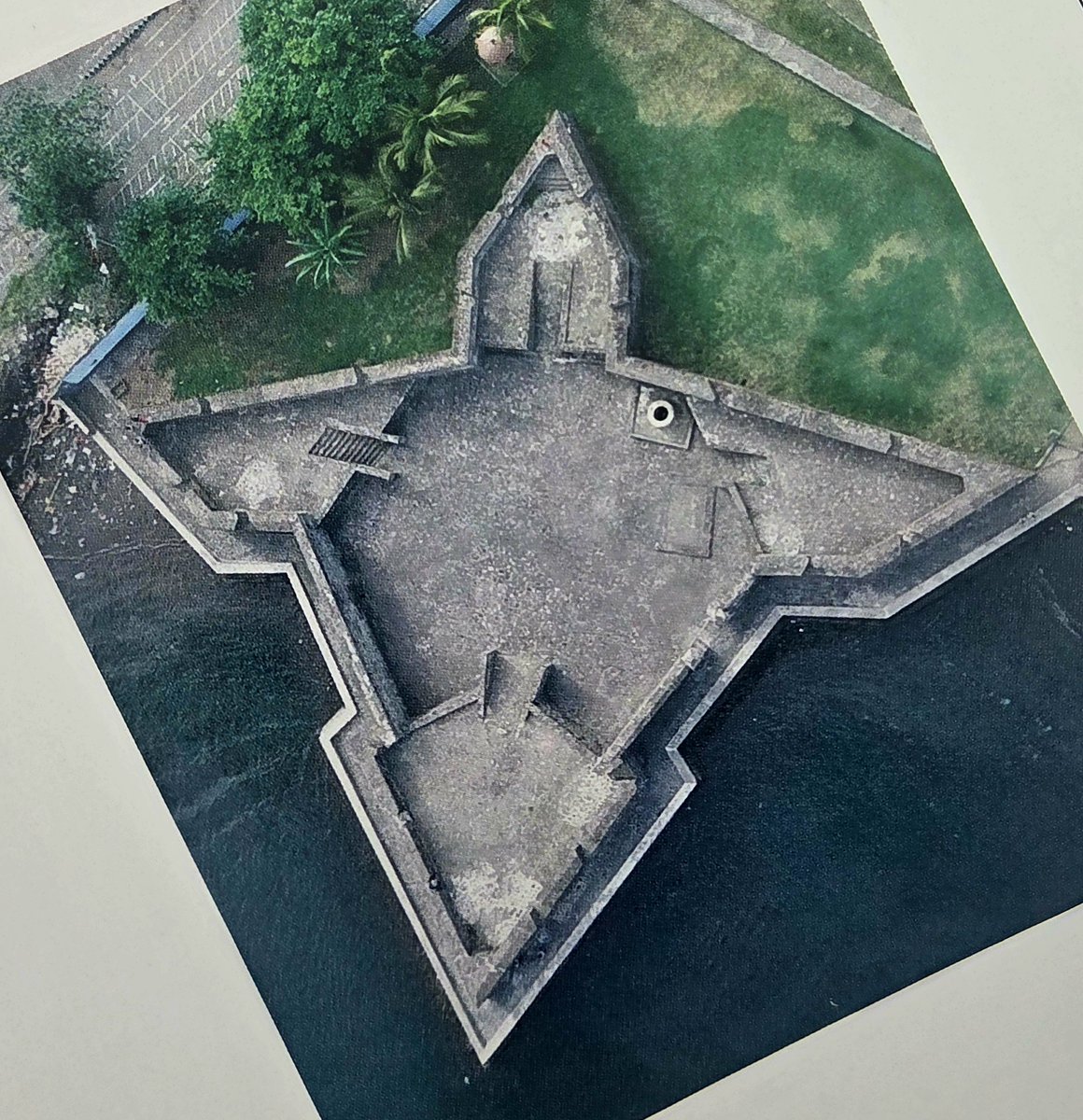 Reyjc123's tweet photo. Dari desain hingga kenyataan... sungguh presisi  !!! 
Benteng Belanda Kalamata di Pulau Ternate, #Maluku Utara. https://t.co/3Niisk6Rak