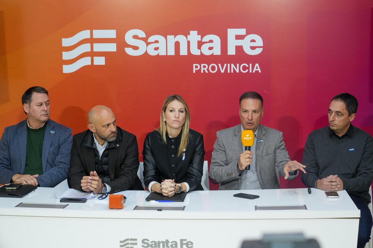 VirCoudannes's tweet photo. En la conferencia de hoy junto a @lisandroenrico, @GustavoPuccini, @nachomantaras y @NicoMijich presentamos las obras y acciones que impulsa el gobernador @maxipullaro para prevenir el riesgo hídrico en toda la provincia 🧵 https://t.co/v5EB9Gbm7O