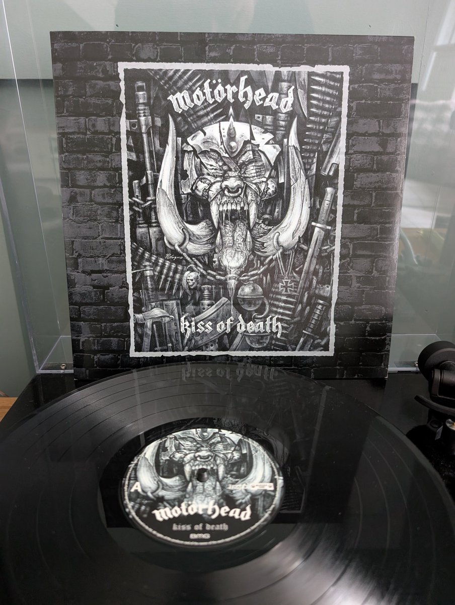 bigeuzi's tweet photo. #nowspinning #Motorhead #KissOfDeath #RockNRoll #Speed #Metal #MotorheadMonday #vinylcollection ♠️♠️ https://t.co/h7jLQ6fOLk