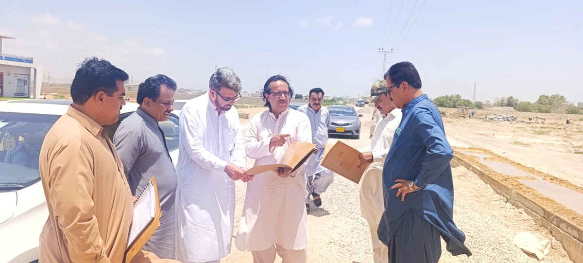 Road_Department's tweet photo. کوئٹہ، 18 مئی 
صوبائی وزیر مواصلات و تعمیرات میر سلیم احمد کھوسہ اور سیکریٹری مواصلات و تعمیرات بابر خان کے ہدایات کی روشنی میں چیف انجینئر قلات خضدار زون عزیز اللہ خان کاسی نے ضلع حب میں جاری مختلف روڈ کے  ترقیاتی منصوبوں کا تفصیلی دورہ کرتے ہوئے منصوبوں پر ہونے والی پیش رفت، تعمیراتی معیار اور استعمال ہونے والے مٹیریل کا جائزہ لیا۔ اس موقع پر سپرنٹنڈنگ انجینئر لسبیلہ فخرالدین جمالی، ایگزیکٹو انجینئر روڈز ضلع حب عبد الوہاب زہری ایس ڈی او اکرم سعادت ایس ڈی او  عبد السبحان اور سب انجینئر حسین احمد سمیت دیگر متعلقہ حکام بھی ان کے ہمراہ موجود تھےدورے کے دوران چیف انجینئر نے پیر کس روڈ اور سدرن بائی پاس روڈ منصوبے کا معائنہ کیا جہاں انہوں نے تعمیراتی کام کے معیار استعمال شدہ مٹیریل اور منصوبوں پر پیش رفت کا باریک بینی سے جائزہ لیاانہوں نے متعلقہ حکام کو ہدایت کی کہ تمام ترقیاتی منصوبے مقررہ معیار کے مطابق اور بروقت مکمل کیے جائیں تاکہ عوام کو بہتر سہولیات کی فراہمی یقینی بنائی جا سکےاس موقع پر ایگزیکٹو انجینئر روڈز ضلع حب عبد الوہاب زہری نے جاری منصوبوں کے حوالے سے تفصیلی بریفنگ دیتے ہوئے منصوبوں کی موجودہ صورتحال پیش رفت، درپیش مسائل اور تکنیکی چیلنجز کے بارے میں آگاہ کیاانہوں نے بتایا کہ اہم نوعیت کے ان روڈ منصوبوں  پر کام جاری ہے اور تکنیکی مسائل کے حل کے لیے متعلقہ اقدامات بھی کیے جا رہے ہیں چیف انجینئر قلات خضدار زون عزیز اللہ خان کاسی نے متعلقہ افسران کو ہدایت دی کہ جاری ترقیاتی منصوبوں پر کام کی رفتار مزید تیز کی جائے اور تعمیراتی معیار پر کسی قسم کا سمجھوتہ نہ کیا جائے۔ انہوں نے اس بات پر زور دیا کہ ترقیاتی منصوبوں کی بروقت تکمیل سے نہ صرف عوامی سہولیات میں بہتری آئے گی بلکہ علاقے کی مجموعی ترقی میں بھی مثبت اثرات مرتب ہوں گےانہوں نے کہا کہ ترقیاتی منصوبوں کی مسلسل نگرانی اور معیار کی جانچ سے شفافیت اور بہتر کارکردگی کو فروغ دیا جا سکتا ہے جبکہ متعلقہ حکام کو چاہیے کہ وہ عوامی مفاد کے منصوبوں کی بروقت تکمیل کو اپنی اولین ترجیح بنائیں۔