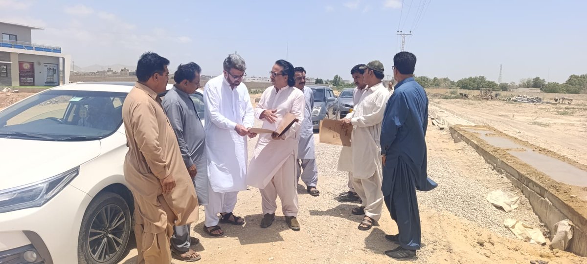 Road_Department's tweet photo. کوئٹہ، 18 مئی 
صوبائی وزیر مواصلات و تعمیرات میر سلیم احمد کھوسہ اور سیکریٹری مواصلات و تعمیرات بابر خان کے ہدایات کی روشنی میں چیف انجینئر قلات خضدار زون عزیز اللہ خان کاسی نے ضلع حب میں جاری مختلف روڈ کے  ترقیاتی منصوبوں کا تفصیلی دورہ کرتے ہوئے منصوبوں پر ہونے والی پیش رفت، تعمیراتی معیار اور استعمال ہونے والے مٹیریل کا جائزہ لیا۔ اس موقع پر سپرنٹنڈنگ انجینئر لسبیلہ فخرالدین جمالی، ایگزیکٹو انجینئر روڈز ضلع حب عبد الوہاب زہری ایس ڈی او اکرم سعادت ایس ڈی او  عبد السبحان اور سب انجینئر حسین احمد سمیت دیگر متعلقہ حکام بھی ان کے ہمراہ موجود تھےدورے کے دوران چیف انجینئر نے پیر کس روڈ اور سدرن بائی پاس روڈ منصوبے کا معائنہ کیا جہاں انہوں نے تعمیراتی کام کے معیار استعمال شدہ مٹیریل اور منصوبوں پر پیش رفت کا باریک بینی سے جائزہ لیاانہوں نے متعلقہ حکام کو ہدایت کی کہ تمام ترقیاتی منصوبے مقررہ معیار کے مطابق اور بروقت مکمل کیے جائیں تاکہ عوام کو بہتر سہولیات کی فراہمی یقینی بنائی جا سکےاس موقع پر ایگزیکٹو انجینئر روڈز ضلع حب عبد الوہاب زہری نے جاری منصوبوں کے حوالے سے تفصیلی بریفنگ دیتے ہوئے منصوبوں کی موجودہ صورتحال پیش رفت، درپیش مسائل اور تکنیکی چیلنجز کے بارے میں آگاہ کیاانہوں نے بتایا کہ اہم نوعیت کے ان روڈ منصوبوں  پر کام جاری ہے اور تکنیکی مسائل کے حل کے لیے متعلقہ اقدامات بھی کیے جا رہے ہیں چیف انجینئر قلات خضدار زون عزیز اللہ خان کاسی نے متعلقہ افسران کو ہدایت دی کہ جاری ترقیاتی منصوبوں پر کام کی رفتار مزید تیز کی جائے اور تعمیراتی معیار پر کسی قسم کا سمجھوتہ نہ کیا جائے۔ انہوں نے اس بات پر زور دیا کہ ترقیاتی منصوبوں کی بروقت تکمیل سے نہ صرف عوامی سہولیات میں بہتری آئے گی بلکہ علاقے کی مجموعی ترقی میں بھی مثبت اثرات مرتب ہوں گےانہوں نے کہا کہ ترقیاتی منصوبوں کی مسلسل نگرانی اور معیار کی جانچ سے شفافیت اور بہتر کارکردگی کو فروغ دیا جا سکتا ہے جبکہ متعلقہ حکام کو چاہیے کہ وہ عوامی مفاد کے منصوبوں کی بروقت تکمیل کو اپنی اولین ترجیح بنائیں۔