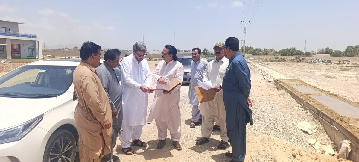 Road_Department's tweet photo. کوئٹہ، 18 مئی 
صوبائی وزیر مواصلات و تعمیرات میر سلیم احمد کھوسہ اور سیکریٹری مواصلات و تعمیرات بابر خان کے ہدایات کی روشنی میں چیف انجینئر قلات خضدار زون عزیز اللہ خان کاسی نے ضلع حب میں جاری مختلف روڈ کے  ترقیاتی منصوبوں کا تفصیلی دورہ کرتے ہوئے منصوبوں پر ہونے والی پیش رفت، تعمیراتی معیار اور استعمال ہونے والے مٹیریل کا جائزہ لیا۔ اس موقع پر سپرنٹنڈنگ انجینئر لسبیلہ فخرالدین جمالی، ایگزیکٹو انجینئر روڈز ضلع حب عبد الوہاب زہری ایس ڈی او اکرم سعادت ایس ڈی او  عبد السبحان اور سب انجینئر حسین احمد سمیت دیگر متعلقہ حکام بھی ان کے ہمراہ موجود تھےدورے کے دوران چیف انجینئر نے پیر کس روڈ اور سدرن بائی پاس روڈ منصوبے کا معائنہ کیا جہاں انہوں نے تعمیراتی کام کے معیار استعمال شدہ مٹیریل اور منصوبوں پر پیش رفت کا باریک بینی سے جائزہ لیاانہوں نے متعلقہ حکام کو ہدایت کی کہ تمام ترقیاتی منصوبے مقررہ معیار کے مطابق اور بروقت مکمل کیے جائیں تاکہ عوام کو بہتر سہولیات کی فراہمی یقینی بنائی جا سکےاس موقع پر ایگزیکٹو انجینئر روڈز ضلع حب عبد الوہاب زہری نے جاری منصوبوں کے حوالے سے تفصیلی بریفنگ دیتے ہوئے منصوبوں کی موجودہ صورتحال پیش رفت، درپیش مسائل اور تکنیکی چیلنجز کے بارے میں آگاہ کیاانہوں نے بتایا کہ اہم نوعیت کے ان روڈ منصوبوں  پر کام جاری ہے اور تکنیکی مسائل کے حل کے لیے متعلقہ اقدامات بھی کیے جا رہے ہیں چیف انجینئر قلات خضدار زون عزیز اللہ خان کاسی نے متعلقہ افسران کو ہدایت دی کہ جاری ترقیاتی منصوبوں پر کام کی رفتار مزید تیز کی جائے اور تعمیراتی معیار پر کسی قسم کا سمجھوتہ نہ کیا جائے۔ انہوں نے اس بات پر زور دیا کہ ترقیاتی منصوبوں کی بروقت تکمیل سے نہ صرف عوامی سہولیات میں بہتری آئے گی بلکہ علاقے کی مجموعی ترقی میں بھی مثبت اثرات مرتب ہوں گےانہوں نے کہا کہ ترقیاتی منصوبوں کی مسلسل نگرانی اور معیار کی جانچ سے شفافیت اور بہتر کارکردگی کو فروغ دیا جا سکتا ہے جبکہ متعلقہ حکام کو چاہیے کہ وہ عوامی مفاد کے منصوبوں کی بروقت تکمیل کو اپنی اولین ترجیح بنائیں۔