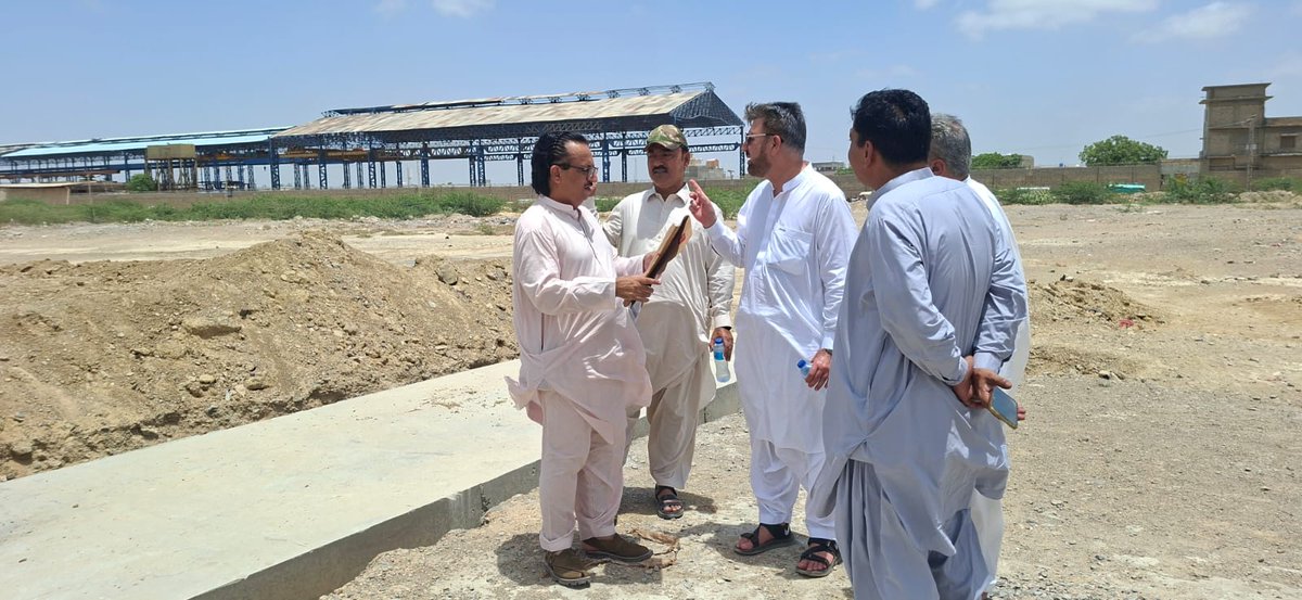Road_Department's tweet photo. کوئٹہ، 18 مئی 
صوبائی وزیر مواصلات و تعمیرات میر سلیم احمد کھوسہ اور سیکریٹری مواصلات و تعمیرات بابر خان کے ہدایات کی روشنی میں چیف انجینئر قلات خضدار زون عزیز اللہ خان کاسی نے ضلع حب میں جاری مختلف روڈ کے  ترقیاتی منصوبوں کا تفصیلی دورہ کرتے ہوئے منصوبوں پر ہونے والی پیش رفت، تعمیراتی معیار اور استعمال ہونے والے مٹیریل کا جائزہ لیا۔ اس موقع پر سپرنٹنڈنگ انجینئر لسبیلہ فخرالدین جمالی، ایگزیکٹو انجینئر روڈز ضلع حب عبد الوہاب زہری ایس ڈی او اکرم سعادت ایس ڈی او  عبد السبحان اور سب انجینئر حسین احمد سمیت دیگر متعلقہ حکام بھی ان کے ہمراہ موجود تھےدورے کے دوران چیف انجینئر نے پیر کس روڈ اور سدرن بائی پاس روڈ منصوبے کا معائنہ کیا جہاں انہوں نے تعمیراتی کام کے معیار استعمال شدہ مٹیریل اور منصوبوں پر پیش رفت کا باریک بینی سے جائزہ لیاانہوں نے متعلقہ حکام کو ہدایت کی کہ تمام ترقیاتی منصوبے مقررہ معیار کے مطابق اور بروقت مکمل کیے جائیں تاکہ عوام کو بہتر سہولیات کی فراہمی یقینی بنائی جا سکےاس موقع پر ایگزیکٹو انجینئر روڈز ضلع حب عبد الوہاب زہری نے جاری منصوبوں کے حوالے سے تفصیلی بریفنگ دیتے ہوئے منصوبوں کی موجودہ صورتحال پیش رفت، درپیش مسائل اور تکنیکی چیلنجز کے بارے میں آگاہ کیاانہوں نے بتایا کہ اہم نوعیت کے ان روڈ منصوبوں  پر کام جاری ہے اور تکنیکی مسائل کے حل کے لیے متعلقہ اقدامات بھی کیے جا رہے ہیں چیف انجینئر قلات خضدار زون عزیز اللہ خان کاسی نے متعلقہ افسران کو ہدایت دی کہ جاری ترقیاتی منصوبوں پر کام کی رفتار مزید تیز کی جائے اور تعمیراتی معیار پر کسی قسم کا سمجھوتہ نہ کیا جائے۔ انہوں نے اس بات پر زور دیا کہ ترقیاتی منصوبوں کی بروقت تکمیل سے نہ صرف عوامی سہولیات میں بہتری آئے گی بلکہ علاقے کی مجموعی ترقی میں بھی مثبت اثرات مرتب ہوں گےانہوں نے کہا کہ ترقیاتی منصوبوں کی مسلسل نگرانی اور معیار کی جانچ سے شفافیت اور بہتر کارکردگی کو فروغ دیا جا سکتا ہے جبکہ متعلقہ حکام کو چاہیے کہ وہ عوامی مفاد کے منصوبوں کی بروقت تکمیل کو اپنی اولین ترجیح بنائیں۔