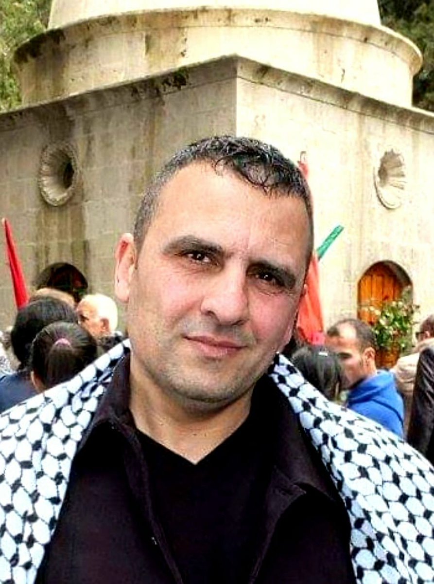 chadisaraya1's tweet photo. من الصعب أن تكتشف متأخراً أنّ عمرك استُنزِف في خدمة أشخاص رفَعوا شعارات المبادئ بينما كانوا يقدّسون التملّق.
أن تمنحهم قلبك ووقتك ثم تكتشف أنّهم لم يروا فيك إنساناً بل مجرّد آلة تُستخدم عند الحاجة وتُهمَّش عند المواقف.
في زمن يكافأ فيه ماسحو الجوخ، 
يبقى الشرفاء يدفعون ثمن صدقهم https://t.co/QsnkoLkYZF