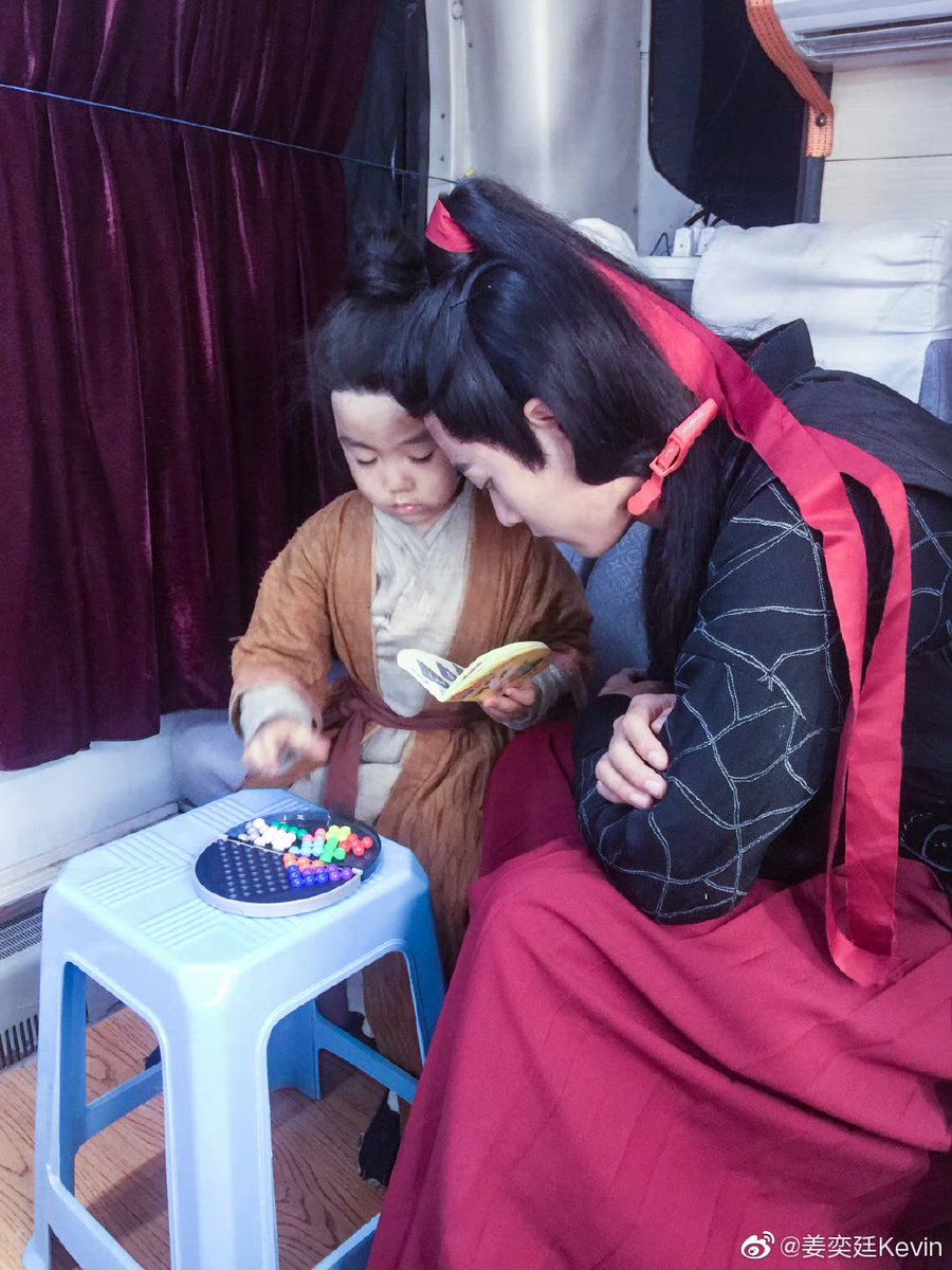 520xzwyb's tweet photo. Father and son playing together!
Just too adorable!🥹🥹🥹

#TheUntamed/ #CQL bts
#XiaoZhan肖战
#JiangYiTing/ Kevin
#cdrama
#mdzs
#mxtx https://t.co/pxkRD3rlJ5