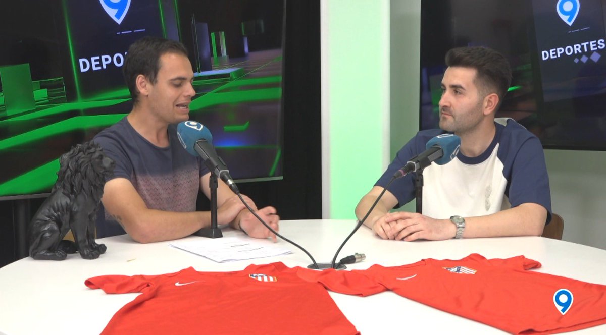 987tv_es's tweet photo. Arrancamos la semana en #Deportes9 charlando con:

🏃🏻‍♀️ Laura Vigil, atleta del @SprintLeon
⚽️ Rubén Fuertes, coordinador del Campus del @Atleti
⚽️🏃🏻‍♀️🎳 Resúmenes del @TrepalioFS, @LaBanezaFC_, @bolosmaragatos y @SprintLeon 

🎬: https://t.co/pPx8C07svp https://t.co/FHwh9hPXXw