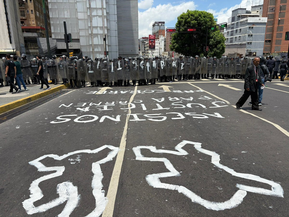 VivaLaUCV's tweet photo. #AlMomento | Estudiantes de retiran del SEBIN luego de dejar grafitis y pintas en las zonas adyacentes 

“Asesinos y @PNBVzla Cobarde” es lo que se lee https://t.co/FjPyiJpNfE