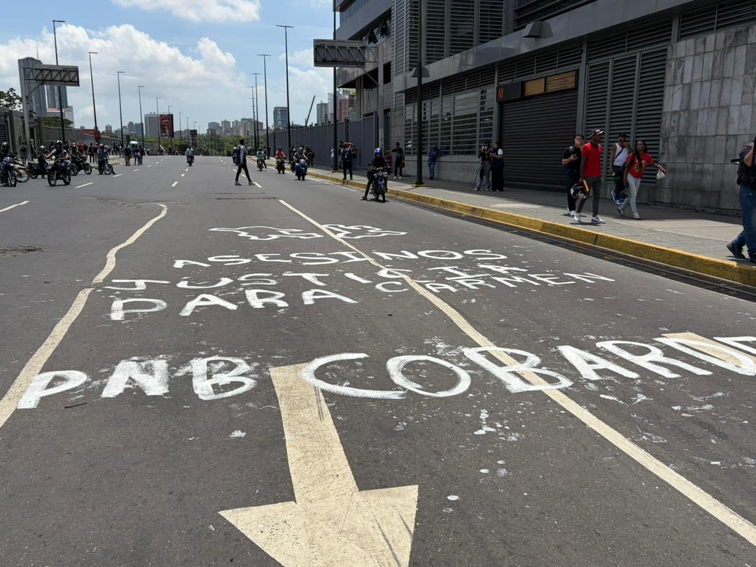 VivaLaUCV's tweet photo. #AlMomento | Estudiantes de retiran del SEBIN luego de dejar grafitis y pintas en las zonas adyacentes 

“Asesinos y @PNBVzla Cobarde” es lo que se lee https://t.co/FjPyiJpNfE