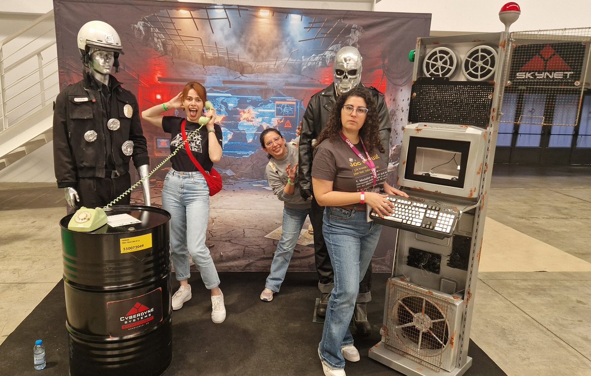 SimValenciana's tweet photo. Les meues xiques i jo no podíem faltar al tradicional posat del "foto-reclam" de @StarfansMV a la @RetroBarcelona 🔥 https://t.co/UpCou6D9Pj