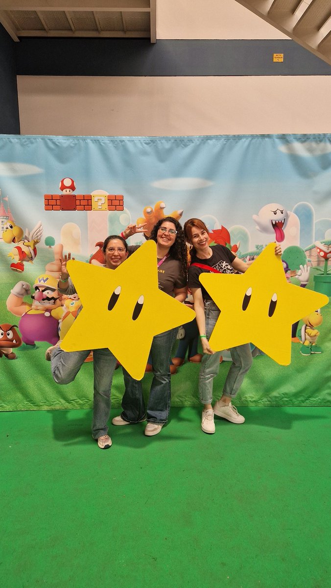 SimValenciana's tweet photo. Les meues xiques i jo no podíem faltar al tradicional posat del "foto-reclam" de @StarfansMV a la @RetroBarcelona 🔥 https://t.co/UpCou6D9Pj