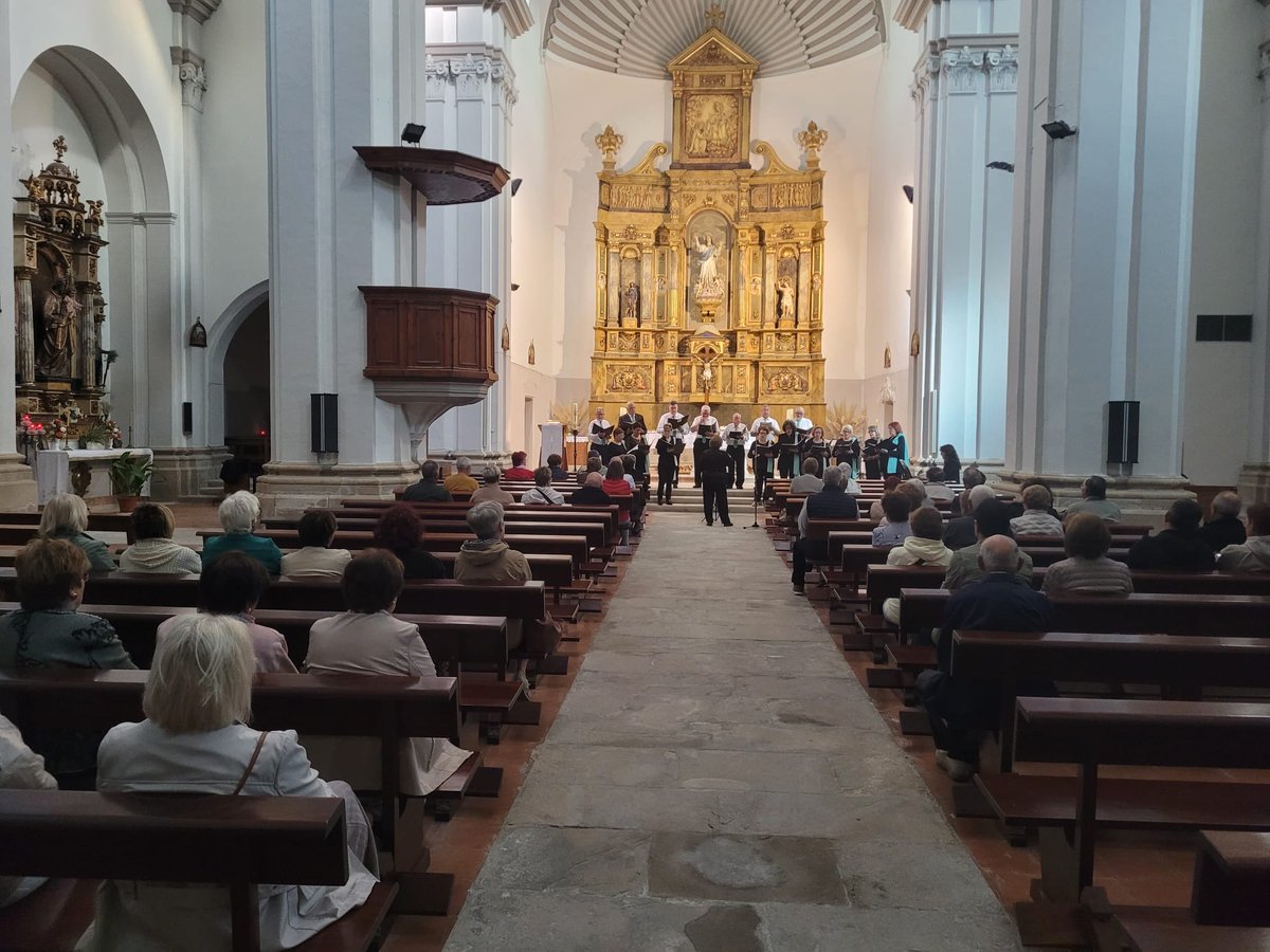 ajmaials's tweet photo. ⛪️ Ahir al vespre, l’Església de Maials va acollir un concert de la Coral d’Almatret 🎶🎼🎹 Una bonica vetllada 

#Maials https://t.co/vzpRSFLF83