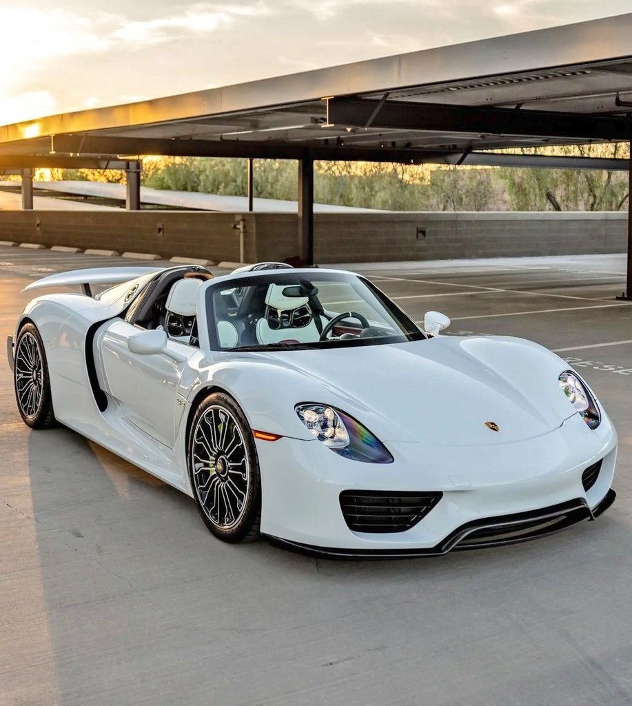 IErwe's tweet photo. That naturally aspirated V8 screaming right behind your ears at 9,000 RPM is the closest thing to absolute perfection on this earth. 🎶 https://t.co/YyIFFblHbA