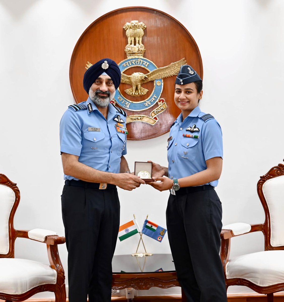 UpendrraRai's tweet photo. Sqn Ldr #Saanya achieved a historic first by becoming the #FirstWoman officer to earn the coveted Cat-A Qualified Flying Instructor (QFI) qualification. Her achievement embodies dedication and relentless pursuit of excellence. A proud milestone for the @IAF_MCC and an inspiration for aspiring aviators across the nation. @DefenceMinIndia