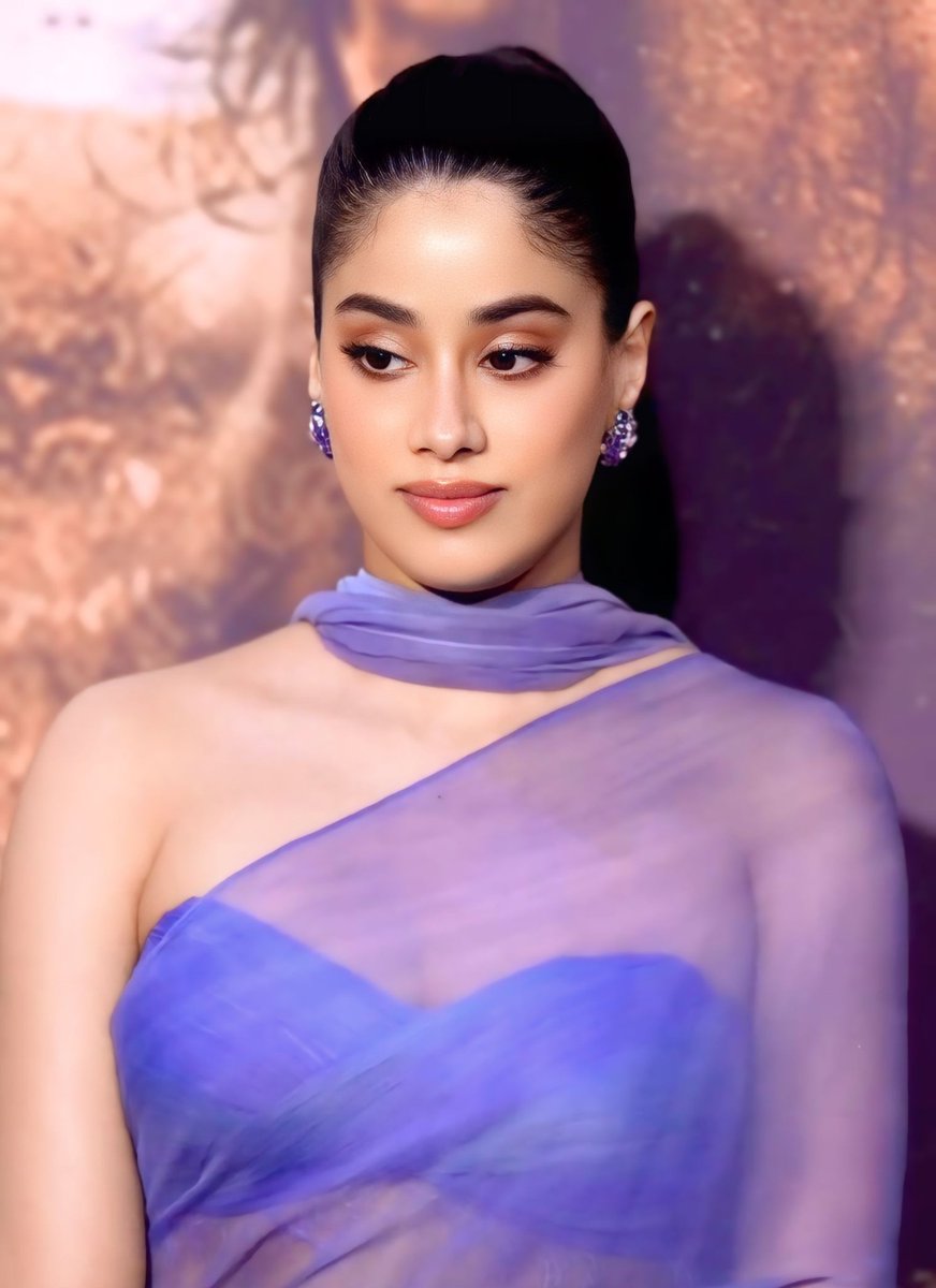 HQ_ACTRESS_PICS's tweet photo. Jhanvi Kapoor 💜💜 https://t.co/Hkrc4T88I7